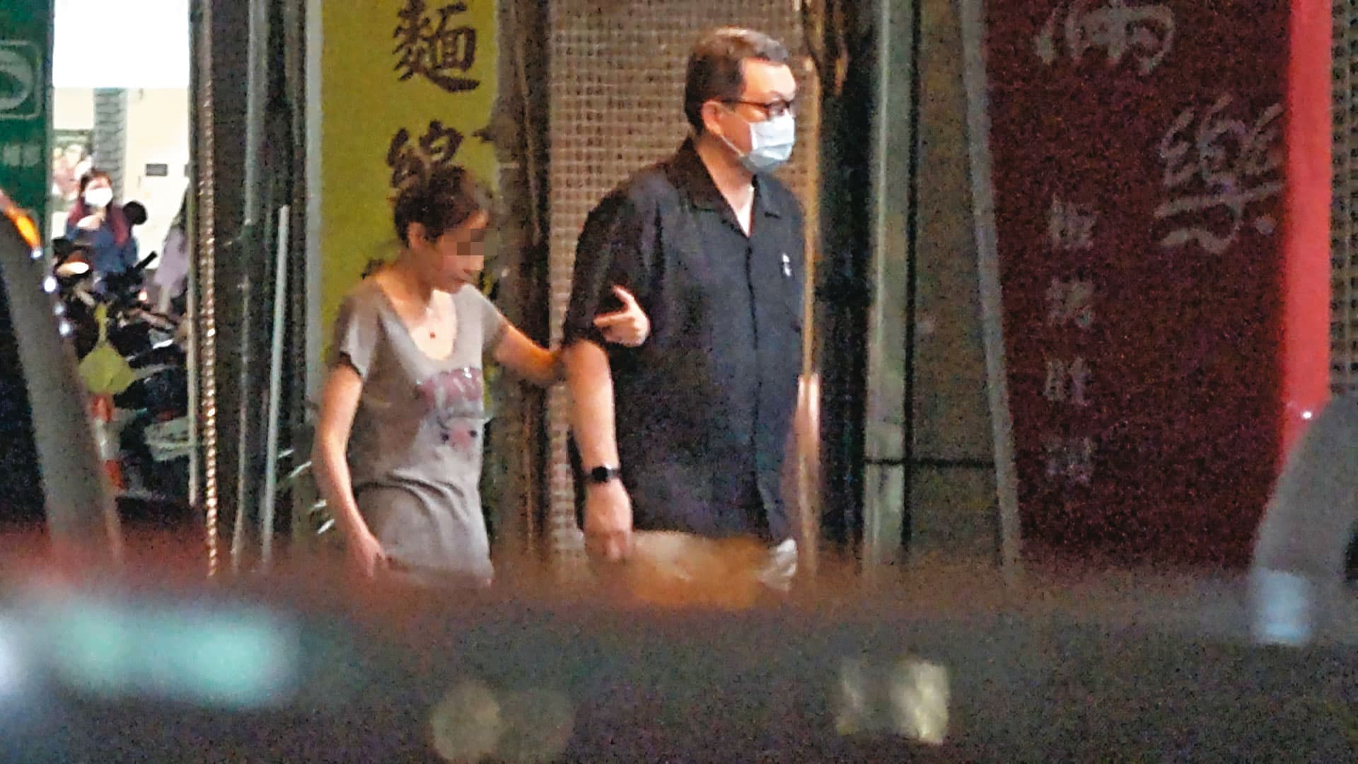 9月17日18:59,趙怡(右)與美魔女(左)在復興南路一帶逛街覓食,女伴主動挽住趙的手。