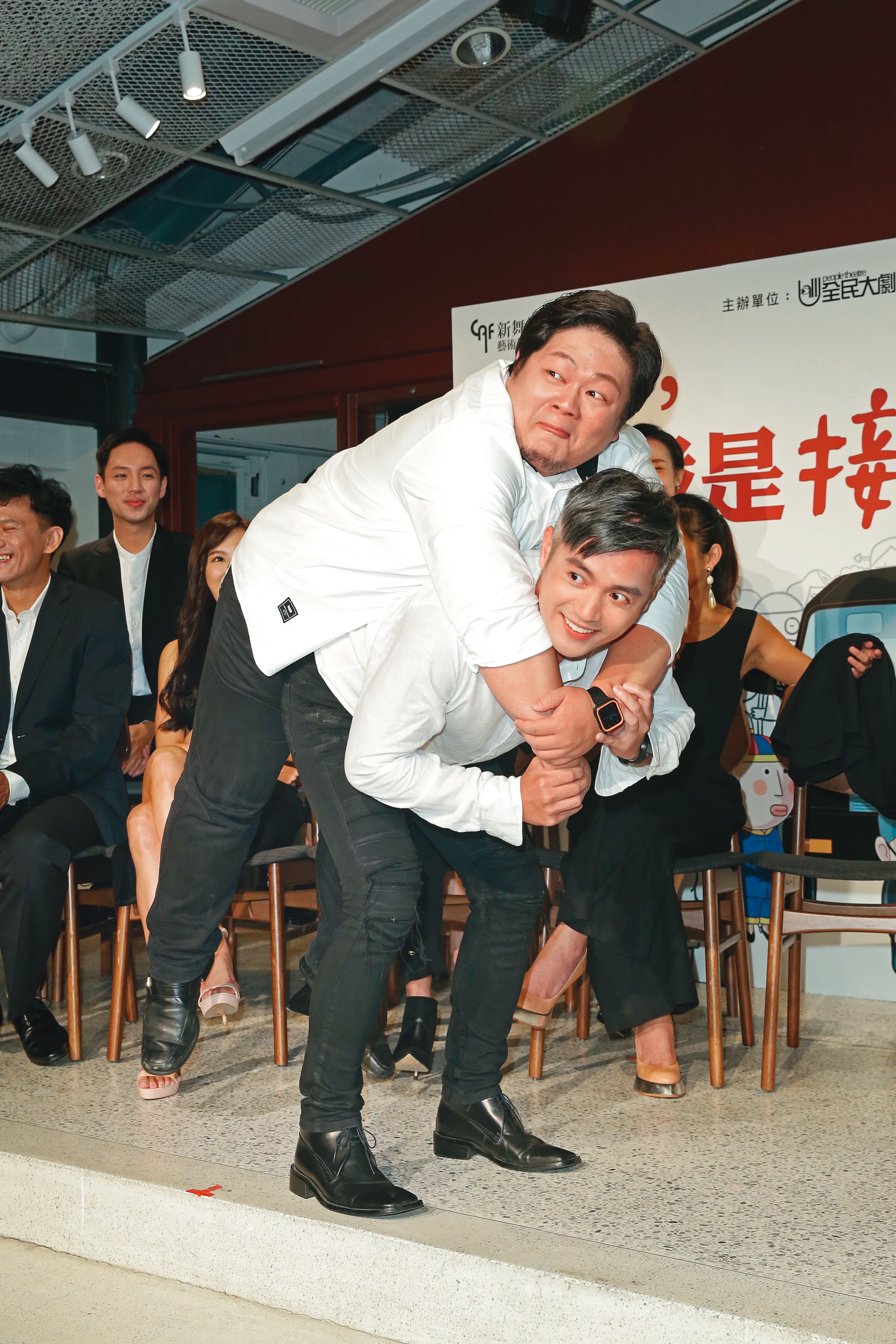 演藝事業再沒大紅的范逸臣,在歌舞劇《你好,我是接體員》中,飾演接體員,並在記者會上模擬扛人的姿勢。