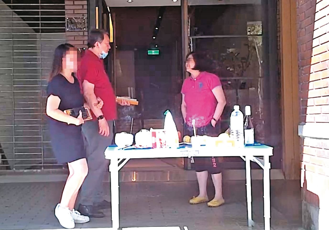 中元節後幾天,趙怡(中)與妻女在住家騎樓拜拜,1家3口有說有笑。