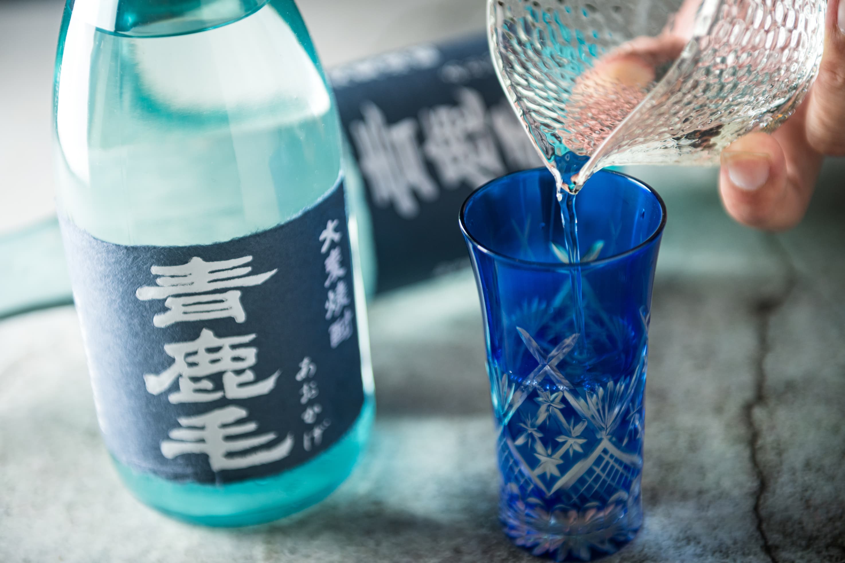 久利引進的特注版「青鹿毛」和日本當地不同,酒精度達41%,喝進嘴裡,大麥香氣鋪天蓋地而來。(2,000元/720ml瓶)