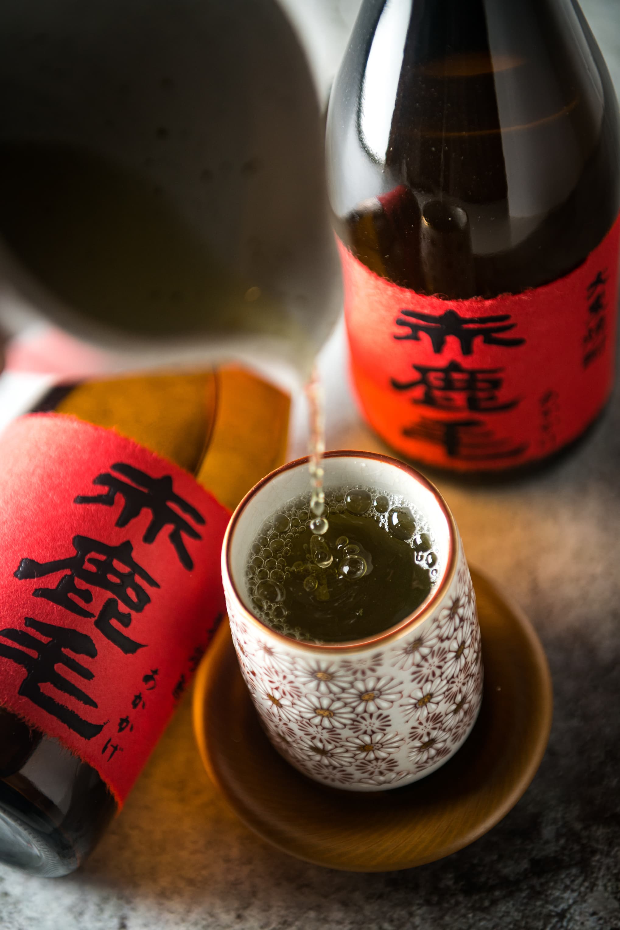 不帶雜味的清爽系麥燒酎「赤鹿毛」,勾兌熱玄米茶能讓穀類香氣更上層樓。(1,100元/720ml瓶)