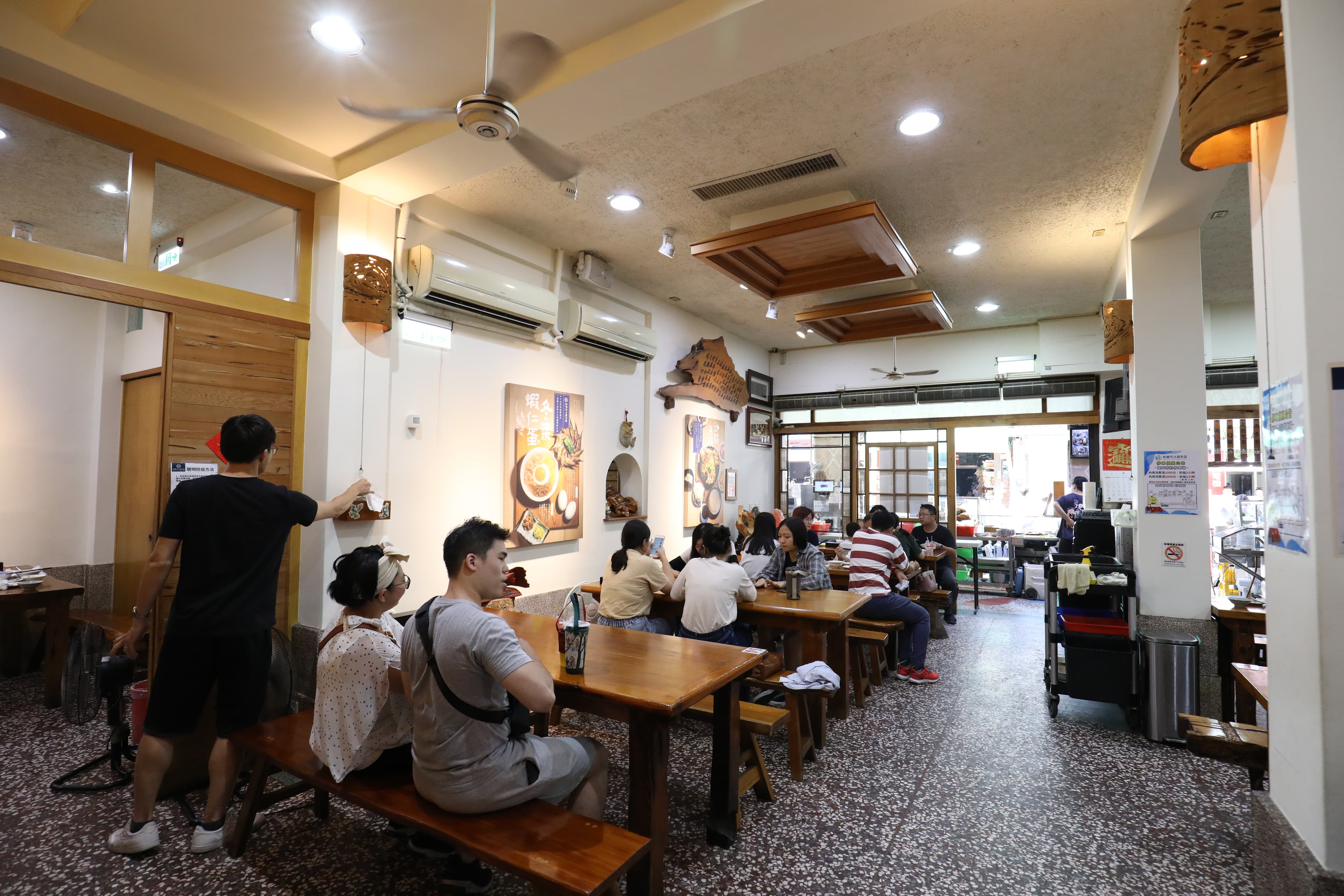 即使已經是用餐離峰時間，店內依然高朋滿座。