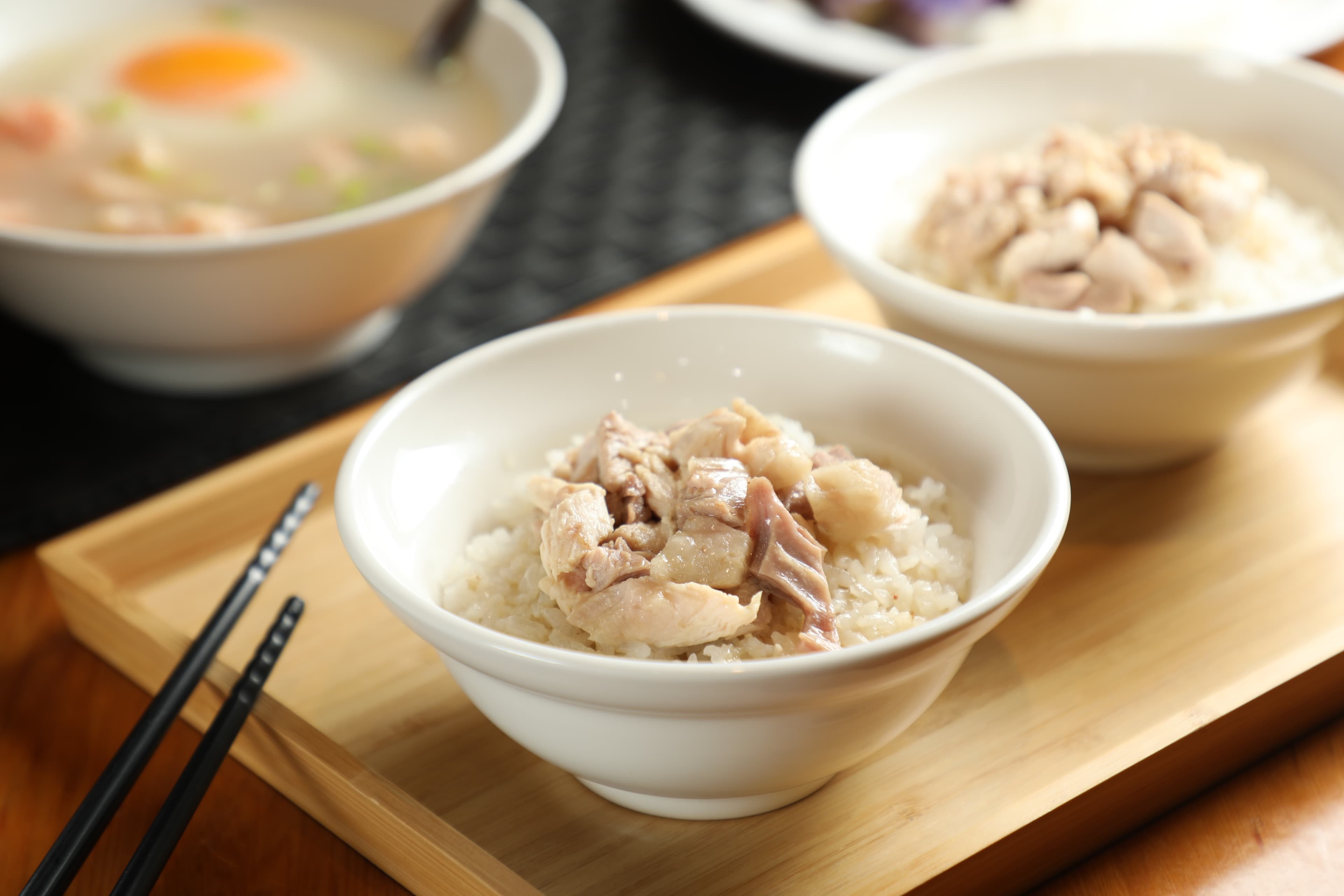 「火雞肉飯」吃得到紅蔥頭、豬油的香氣，雞肉軟嫩甘甜，用台南後壁米煮成的飯有Q度，淋了醬汁也不濕爛。（30元／碗）