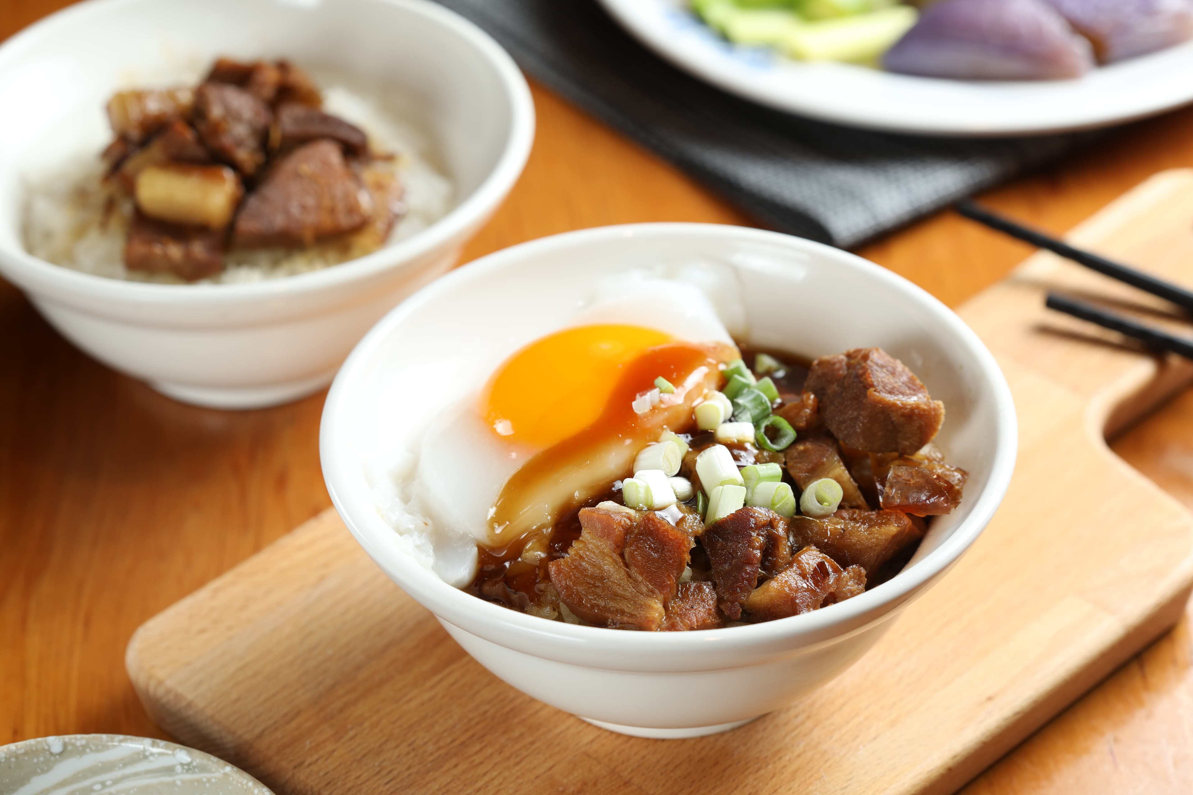 「太陽蛋滷肉飯」曾獲選十大特色滷肉飯，吃的時候可以把鴨蛋黃劃破，鹹香滑口。（55元／碗）