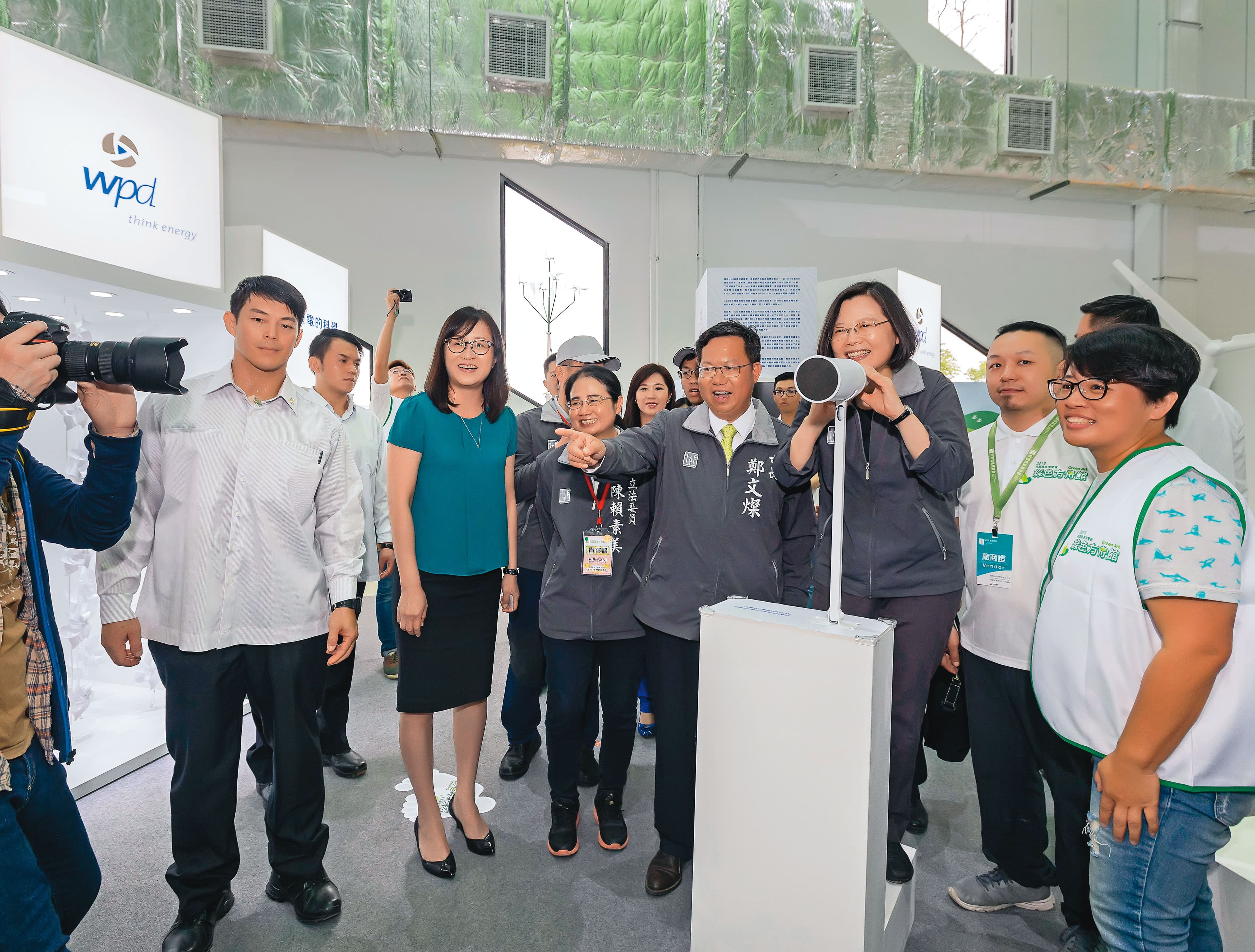 2018年達德能源於桃園農博綠色方舟館設置展位,介紹風力發電,總統蔡英文與桃園市長鄭文燦特別前往參觀。(達德能源提供)