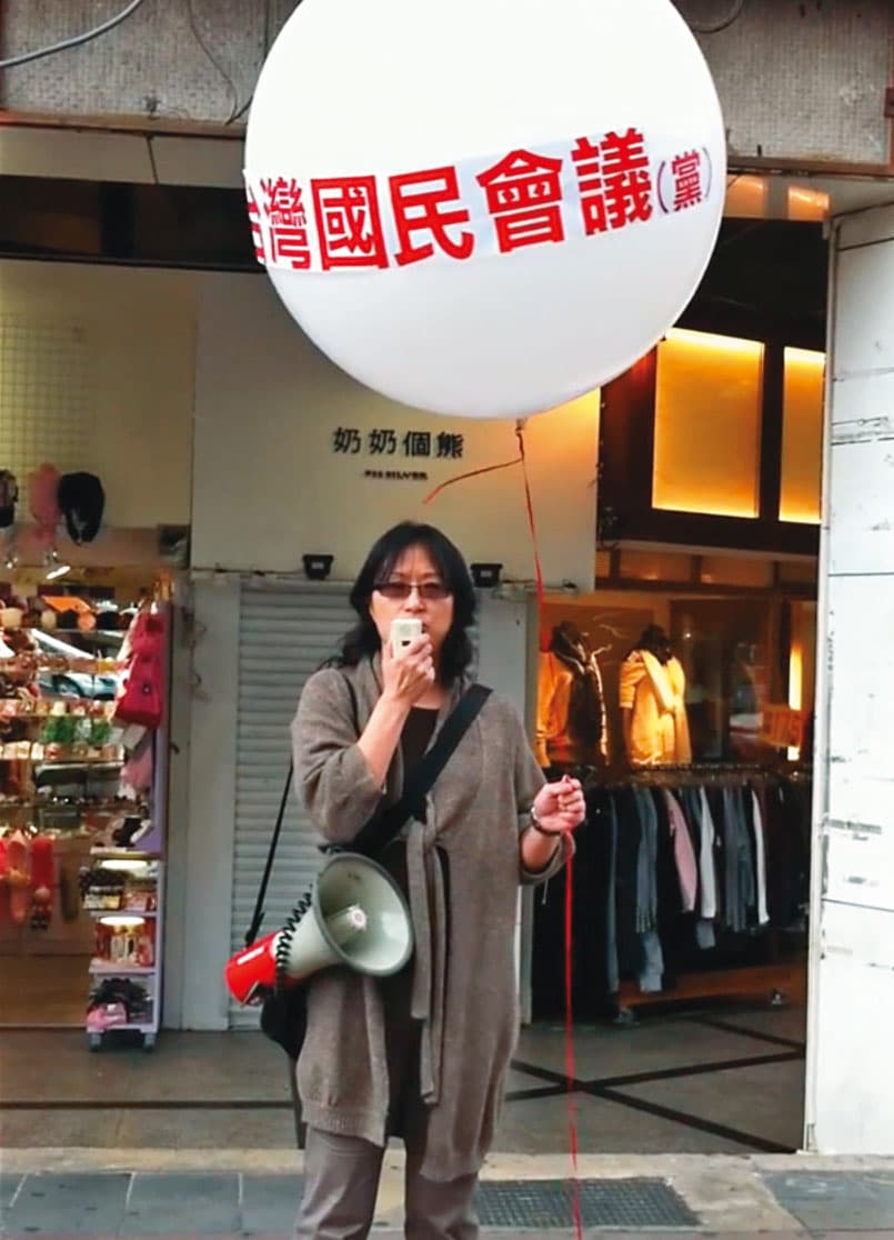 2012年王雲怡為宣傳綠電,參選北市立委,拿著大聲公在街頭宣揚政見。(翻攝Youtube 2012TNC頻道)