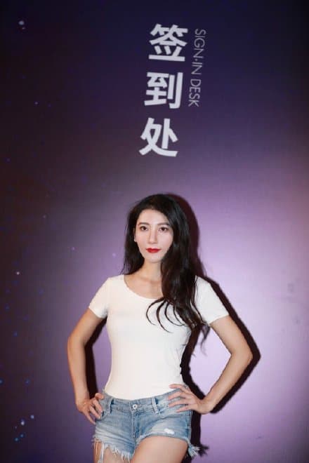 亞洲小姐前10名入選佳麗穿著白T、牛仔短褲大秀身材。(翻攝自西瓜娛樂微博)