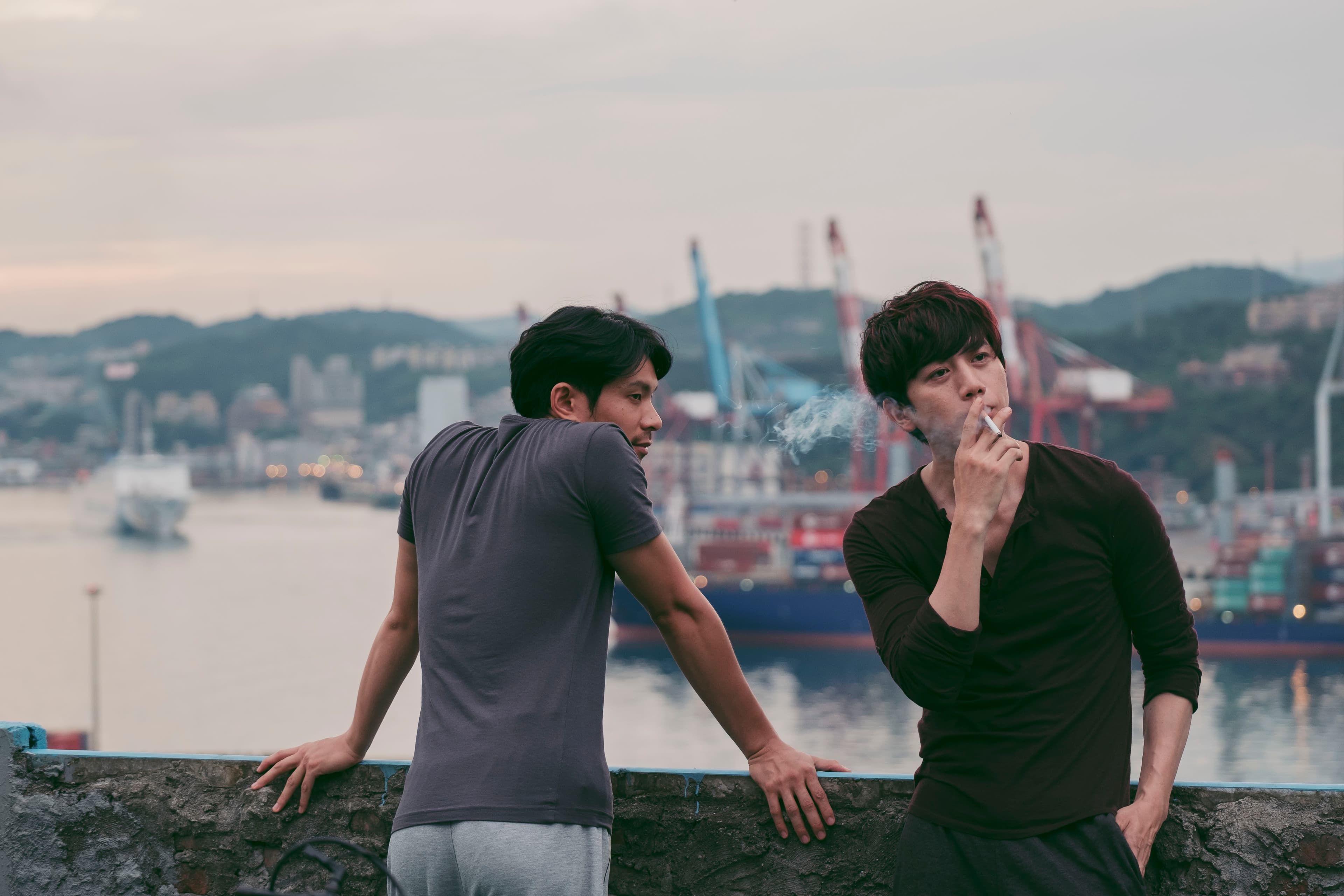 《親愛的房客》中，莫子儀與姚淳耀（左）飾演一對同志戀人，姚淳耀也才剛以《鏡子森林》獲得金鐘獎戲劇類最佳男主角獎。（牽猴子提供）
