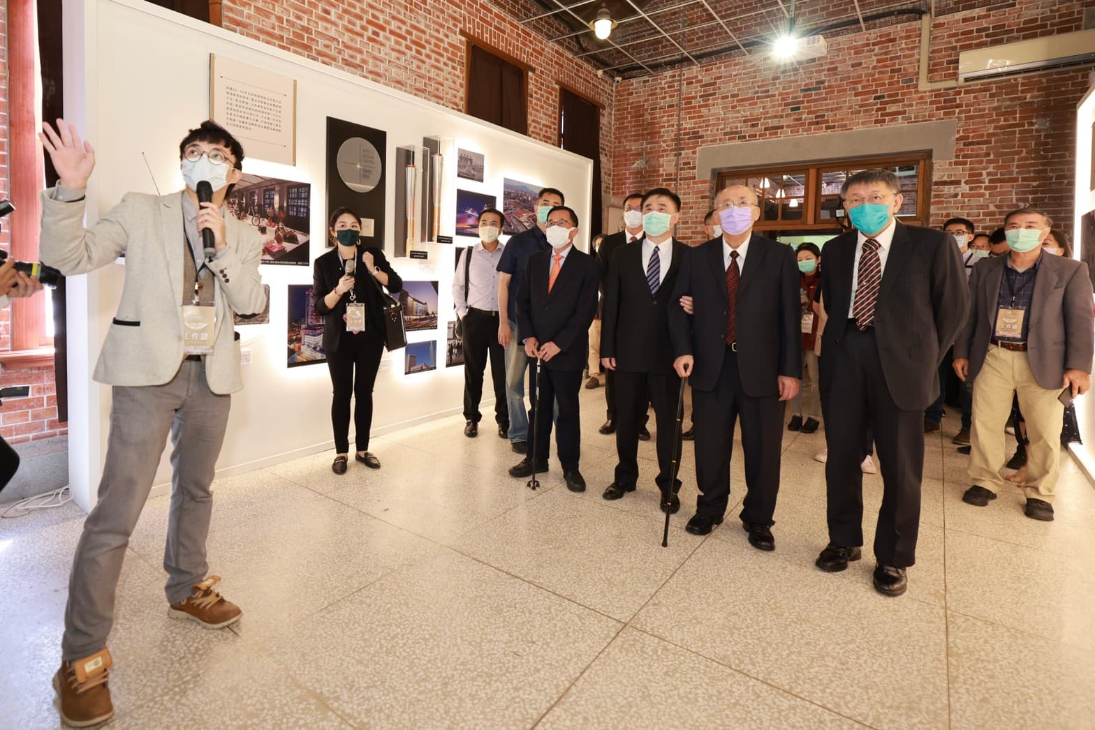 歷任台北市長一同來到西本願寺,參觀「世紀旅程—臺北設市百年紀念特展」。(翻攝自台北市文化局)