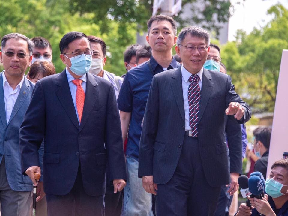 現任台北市長柯文哲(右)邀請歷任台北市長一同參觀紀念特展並進行交流。(翻攝自柯文哲臉書)