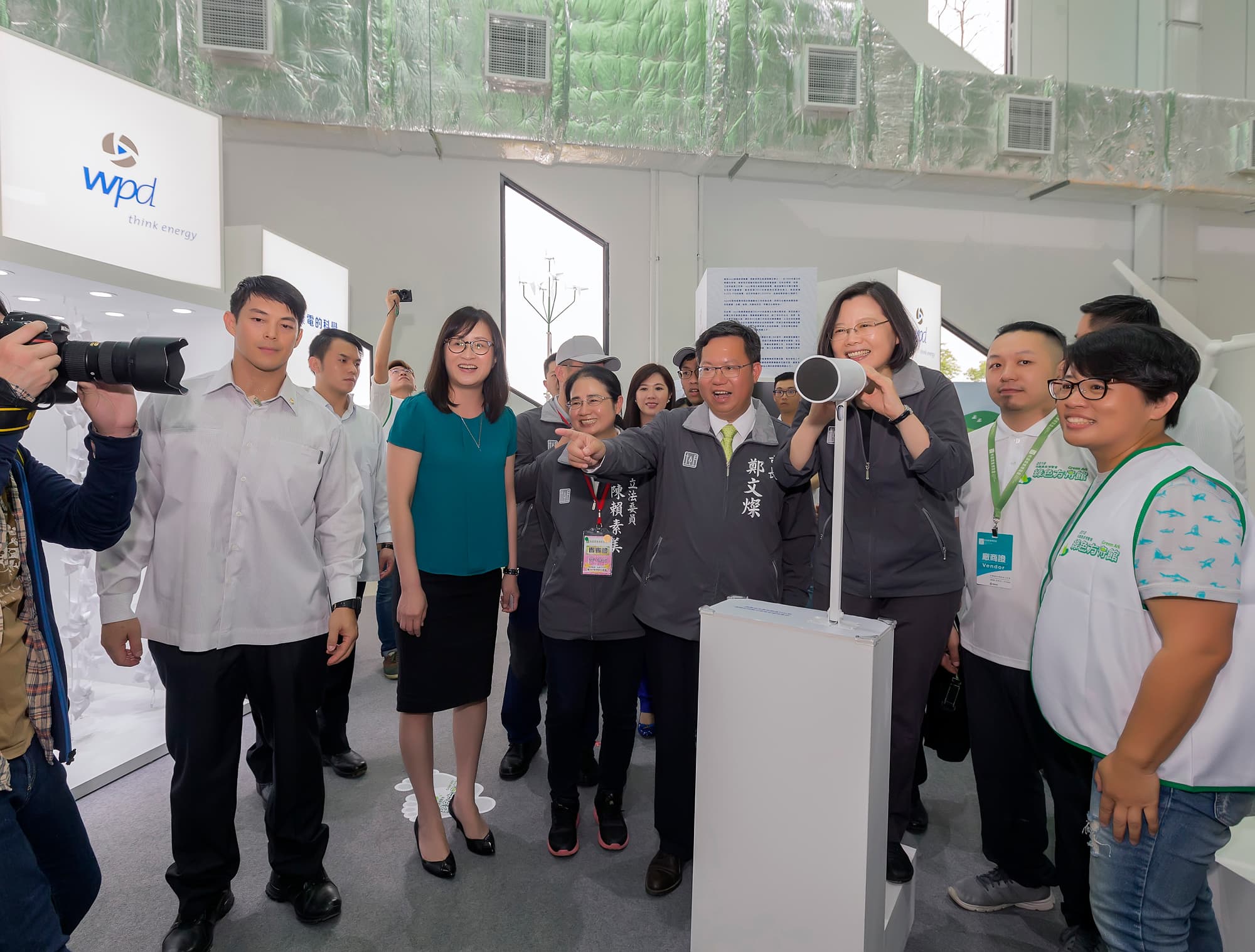 2018年達德能源於桃園農博綠色方舟館設置展位,介紹風力發電,總統蔡英文與桃園市長鄭文燦特別前往參觀。(達德能源提供)