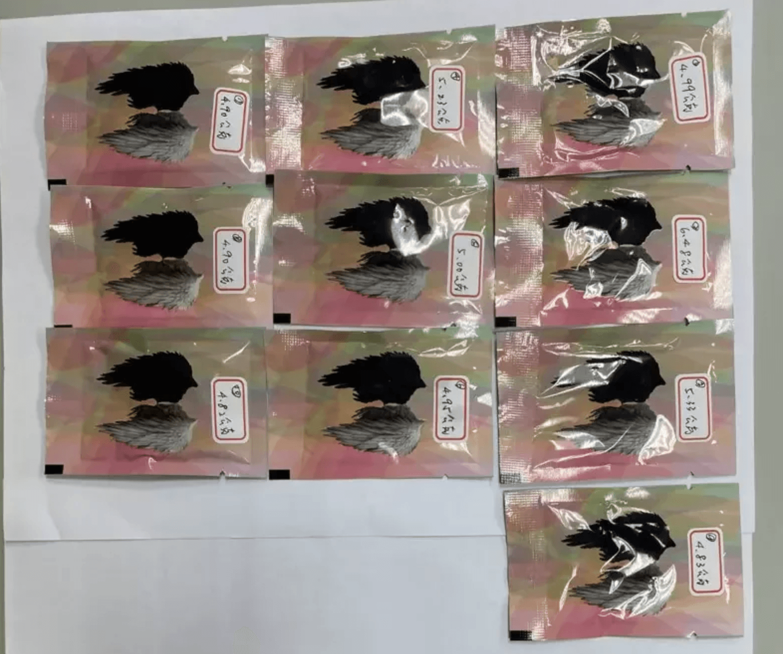 「偽熊貓」保溫箱內蛋餅盒打開,全是毒品咖啡包。(翻攝畫面)