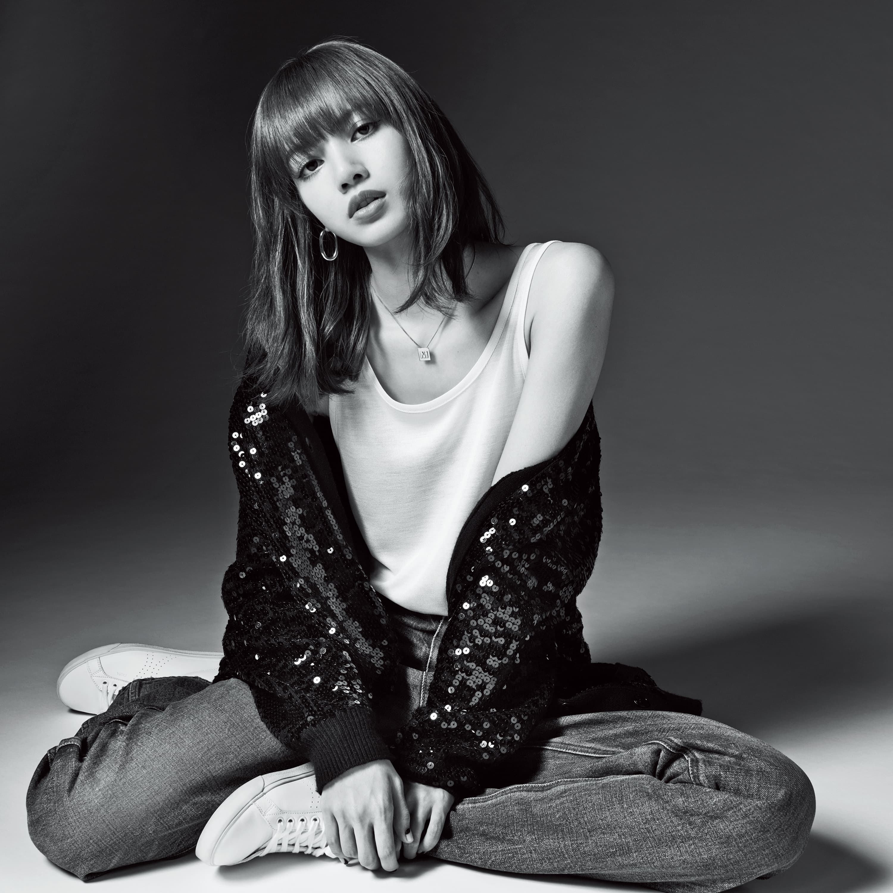 Lisa以簡單的白色背心搭配牛仔褲及亮片外套,為CELINE拍攝形象照。(CELINE提供)