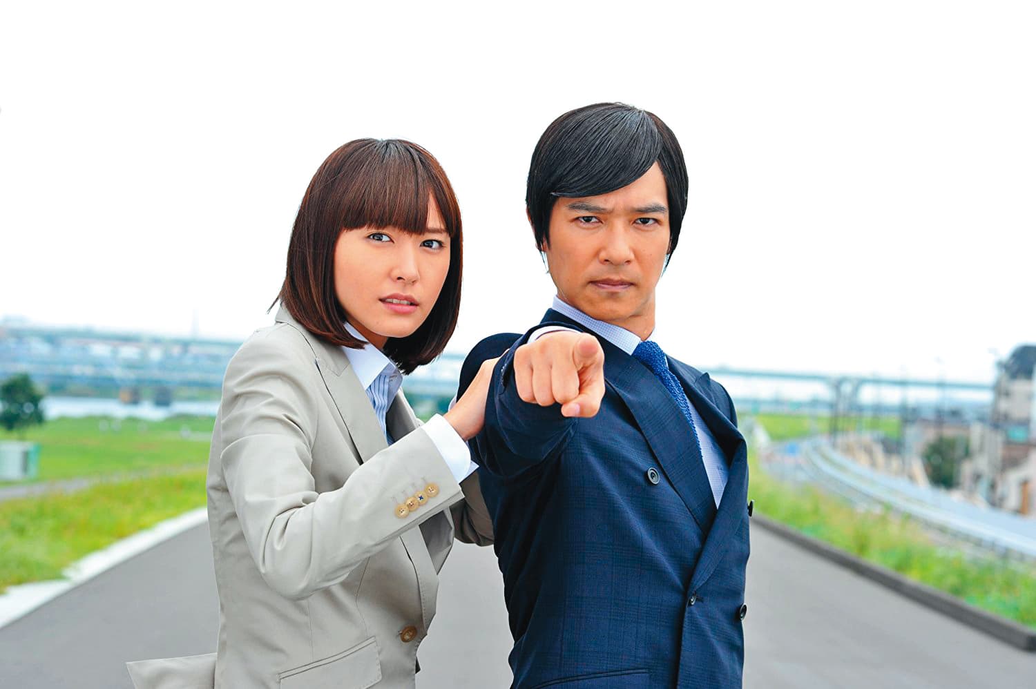 堺雅人(右)2013年拍完《半澤直樹》後,馬上接演與新垣結衣(左)合作的《王牌大律師》續集。(翻攝自富士電視台)