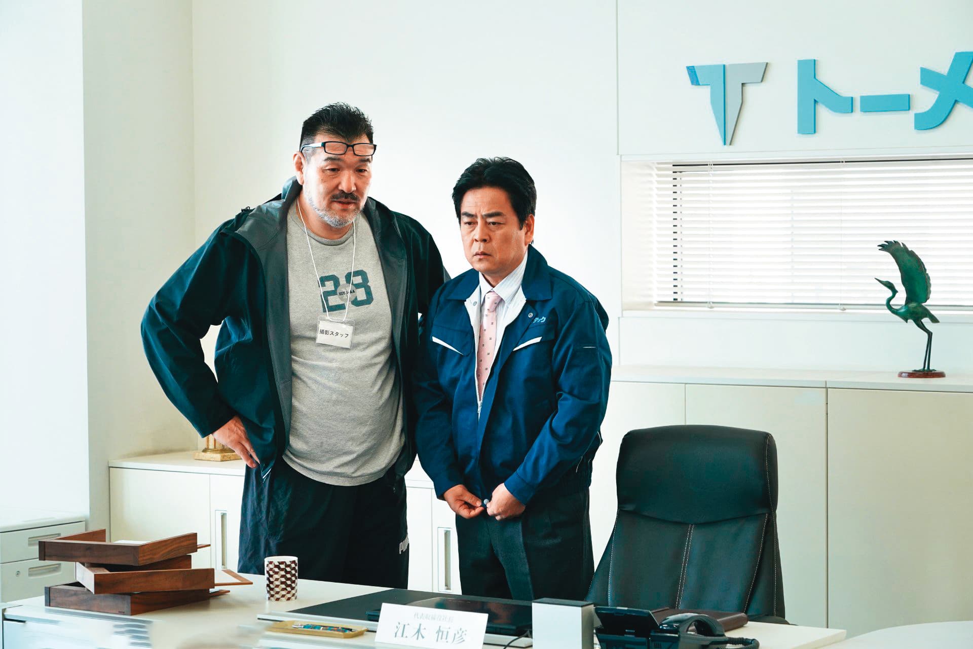 《半澤直樹》導演福澤克雄(左)去年再翻拍池井戶潤的作品《七個會議》,票房成績不俗。(翻攝自《七個會議》Twitter)