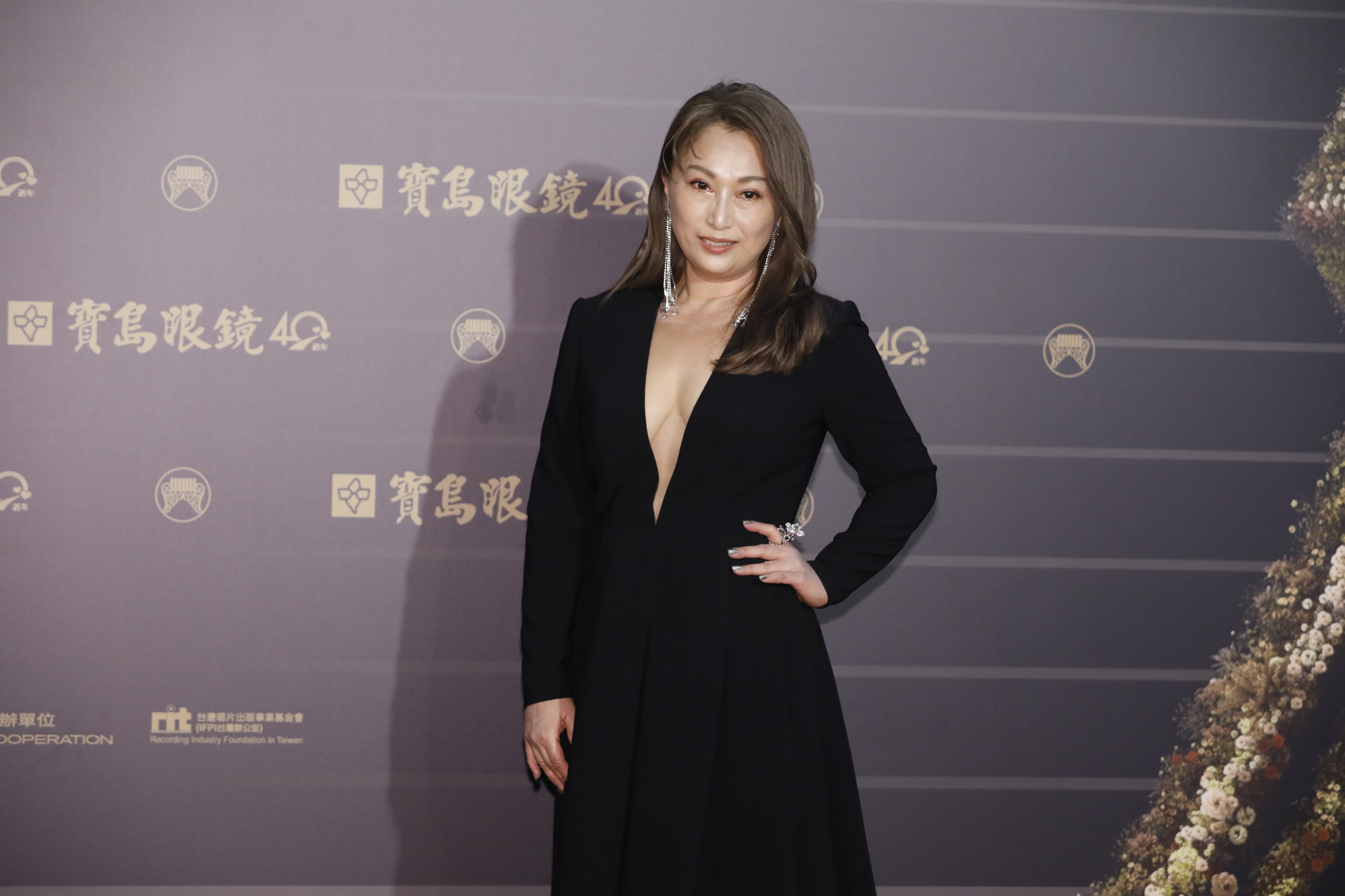 王瑞霞露半奶又露到肚臍眼。