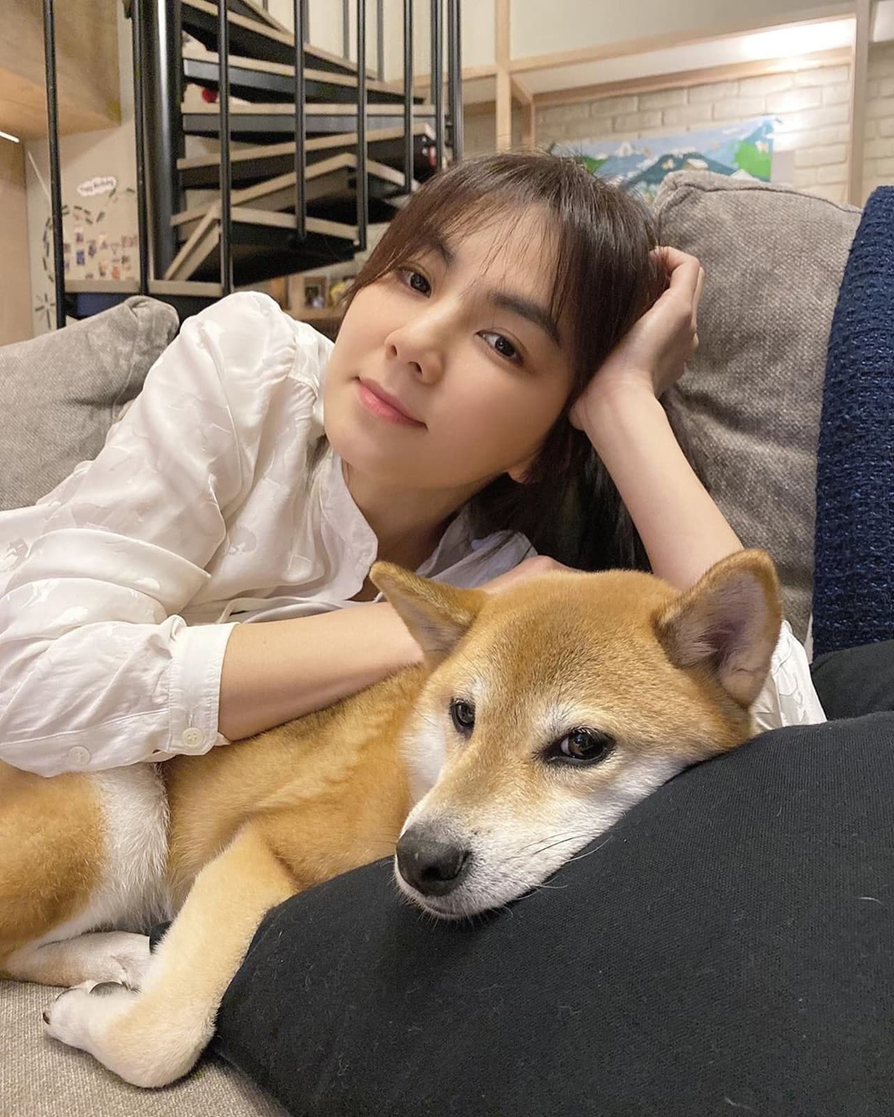 Ella陳嘉樺因為愛犬布丁在家隨處大小便,與老公找上熊爸訓練,改善壞習慣。(翻攝自陳嘉樺IG)