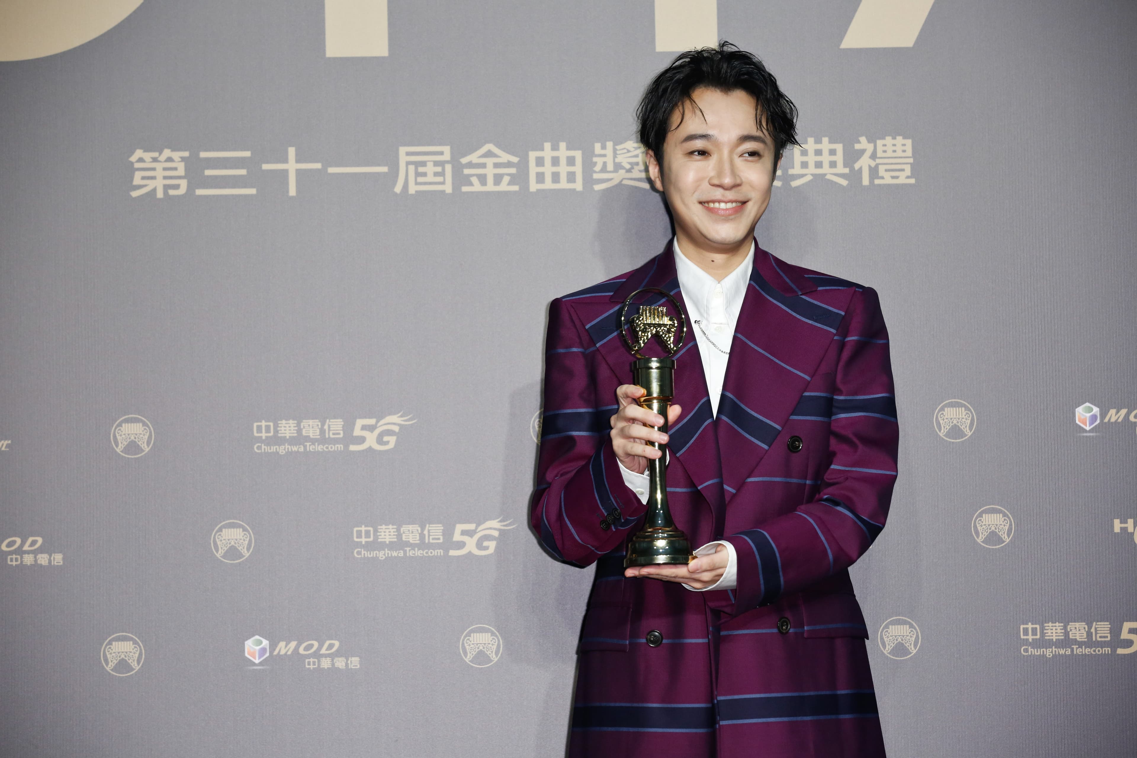 對於首度出專輯就榮登歌王寶座,吳青峰感謝自己。