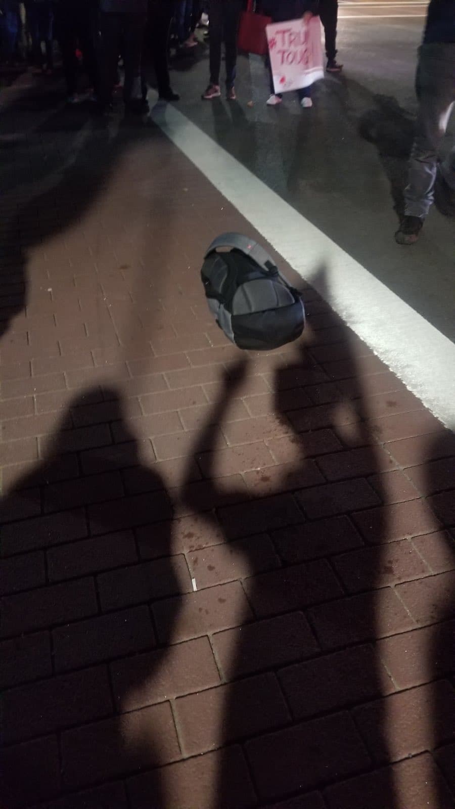 美國總統川普住院外出現可疑背包,警方確認後所幸只是虛驚一場。(翻攝自Twitter)