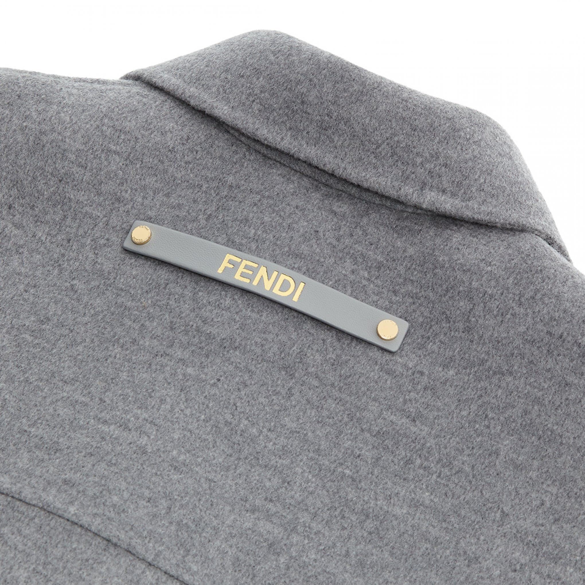 可以有個人專屬燙印服務的FENDI造型風衣。NT$122,000(FENDI提供)