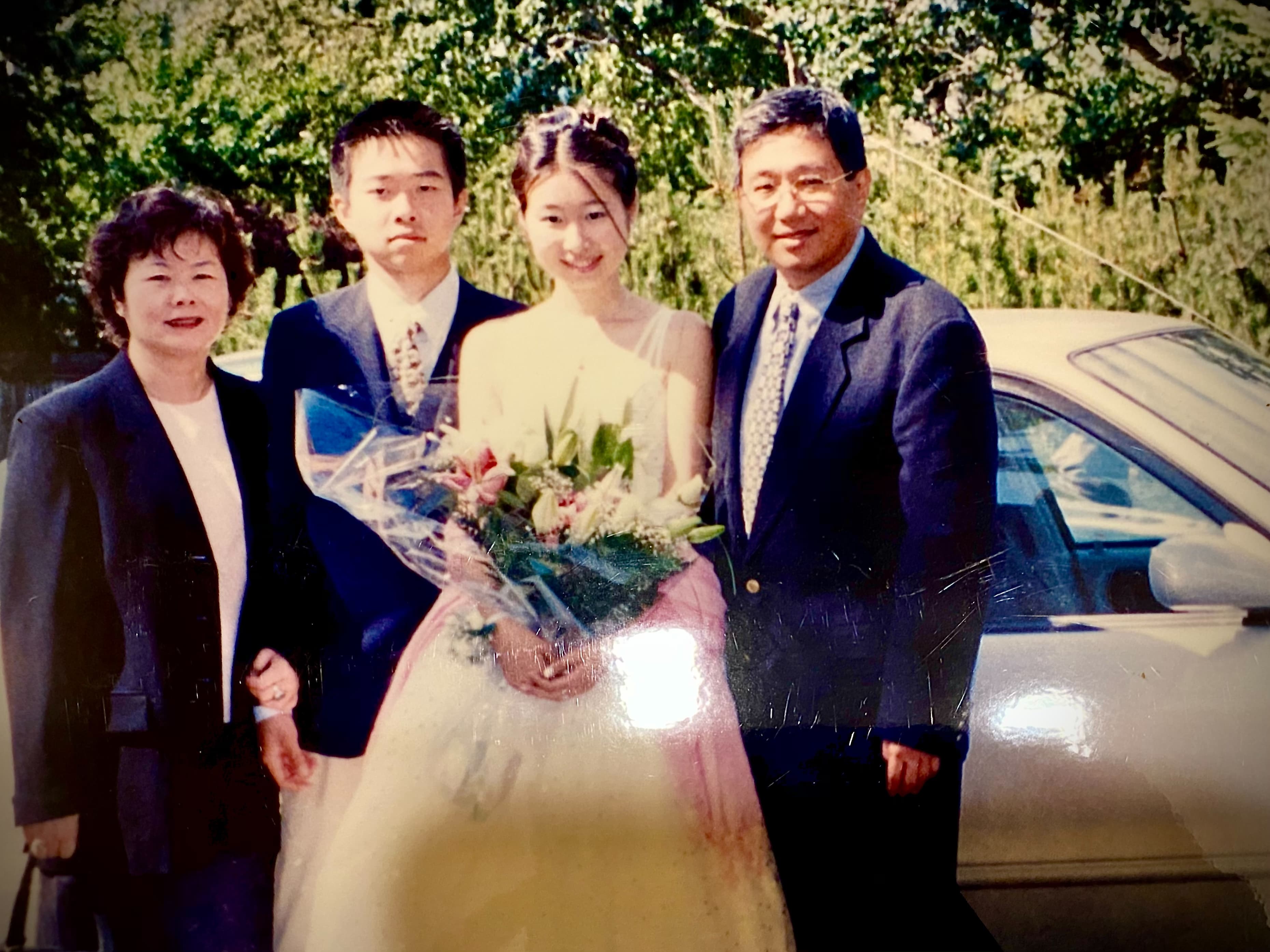 辜冠寧(左2)與妹妹(右2)高中就到加拿大唸書,因父母親(左與右)需人手幫忙,他畢業便返家。