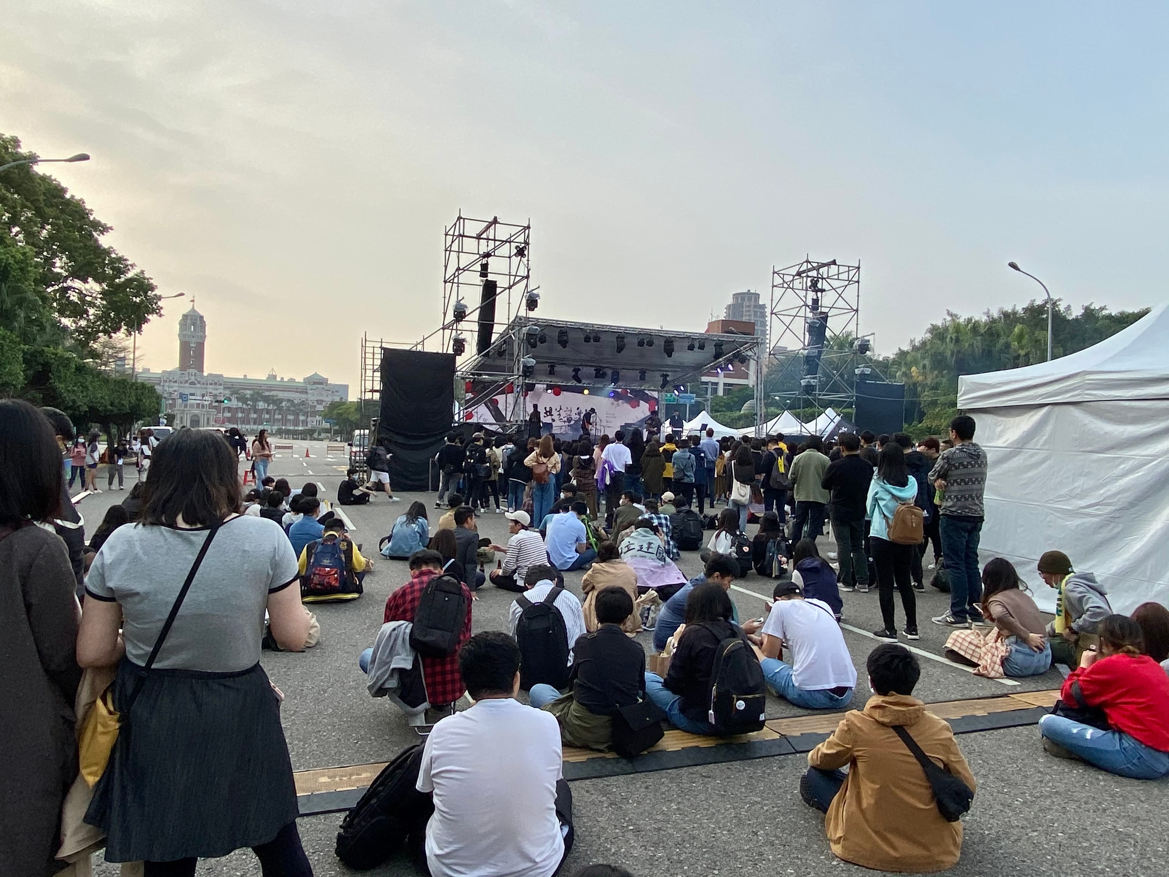 凱達格蘭大道成為最重要的民主廣場,各類活動時常在此舉行,有過萬人以上的選舉造勢,也有年輕人參加的音樂節活動。圖為共生音樂節。