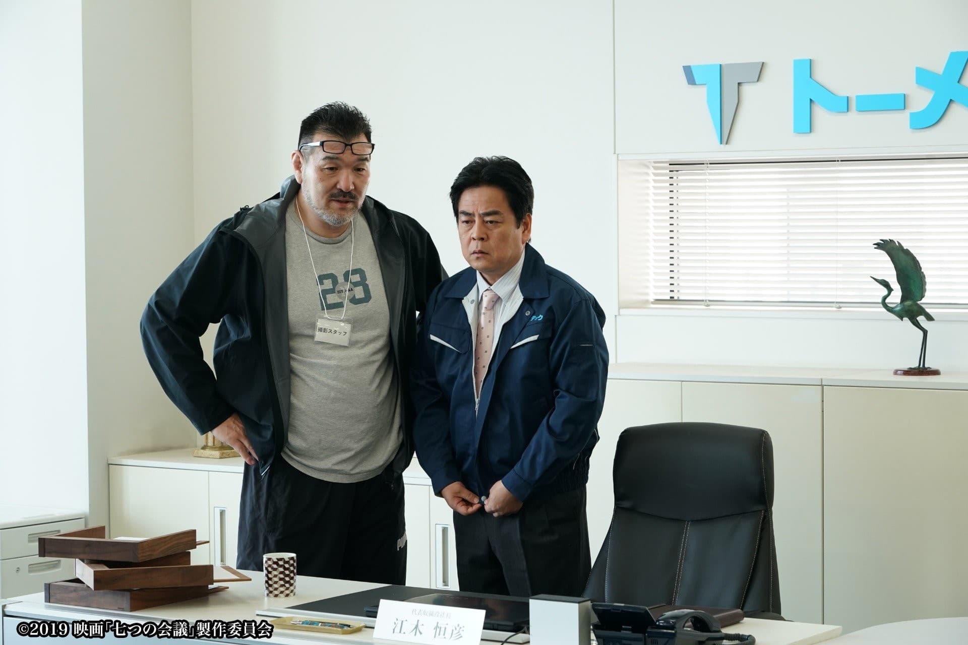 《半澤直樹》福澤克雄導演（左）去年再翻拍池井戶潤的作品《七個會議》，票房成績不俗。（翻攝自《七個會議》Twitter）