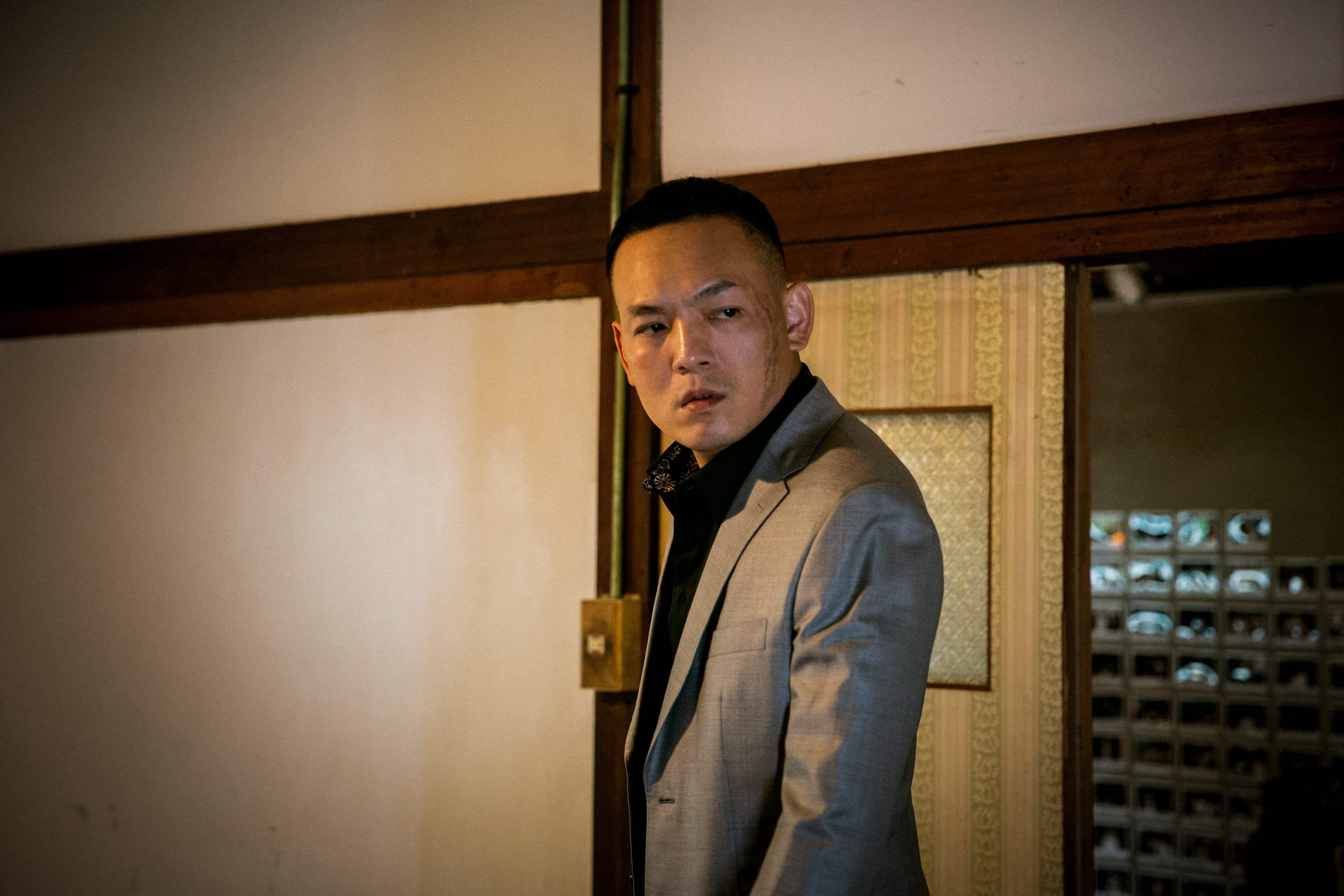 春風在MV中化刀疤妝,且5秒噴淚,被封「被歌手耽誤的好演員」。(混血兒娛樂提供)