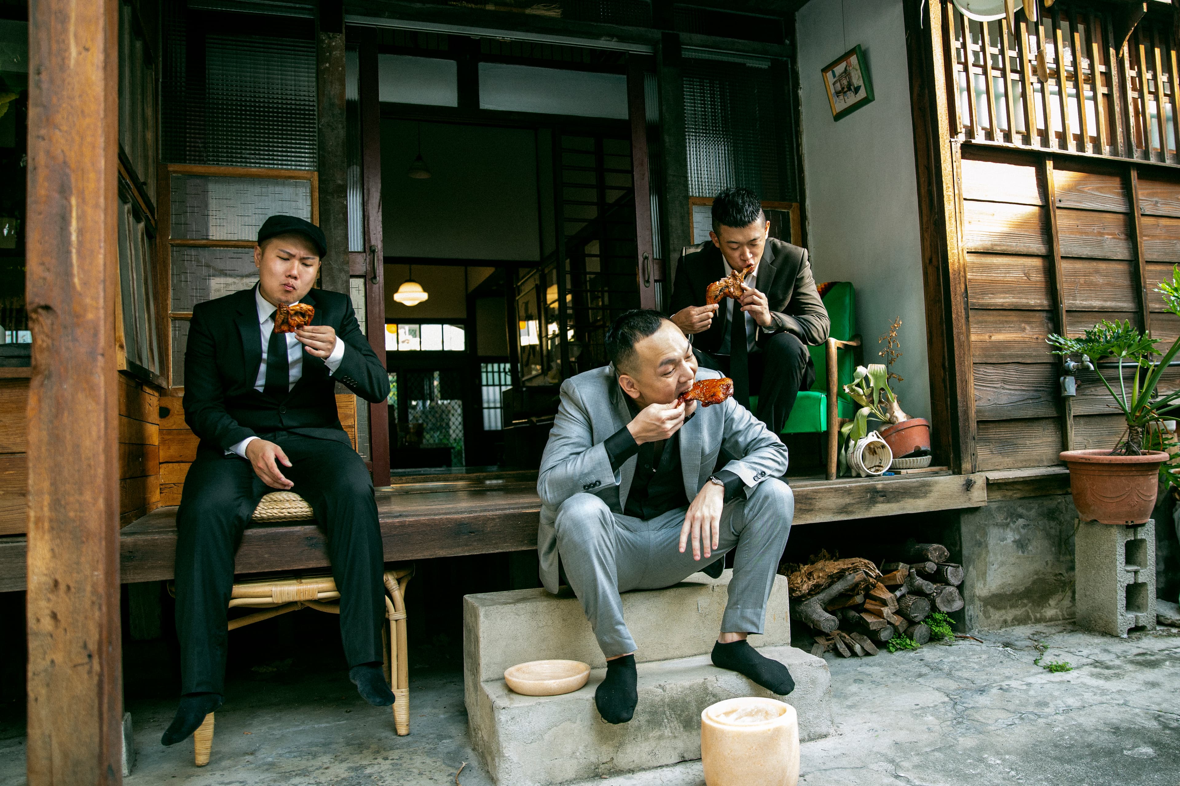 玖壹壹在MV中飾演三兄弟,3人照著白爛劇情演出,勢必引發關注。(混血兒娛樂提供)