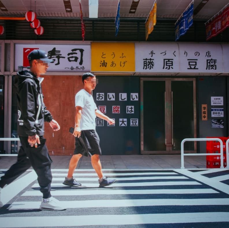 位在佛山的「南海一番街」風格完全複製日本商店街,吸引許多中國網民朝聖。(翻攝自微博)