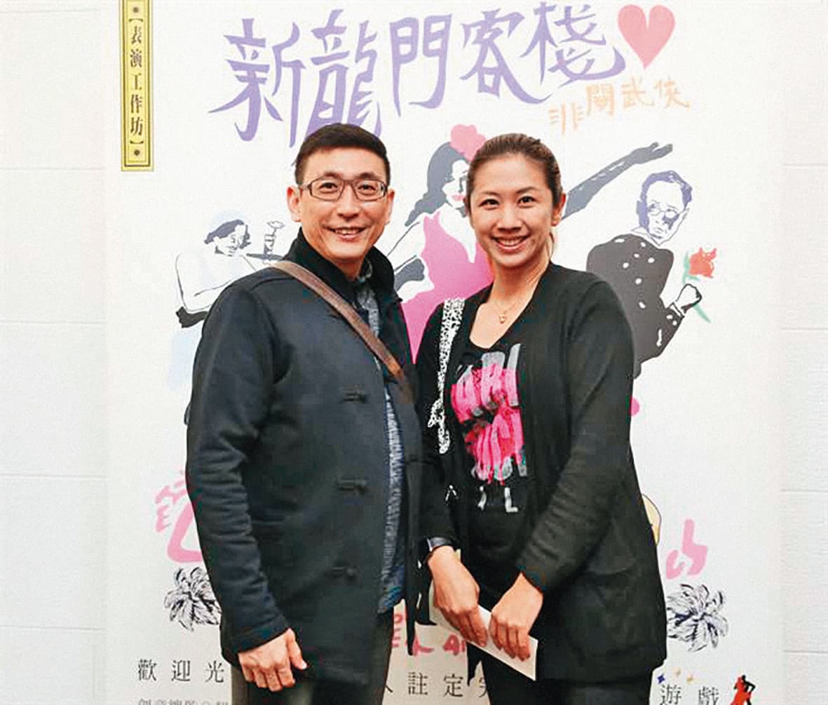 2006年宋少卿高調迎娶空姐老婆譚曉詩(右),但兩人一度傳離婚。(翻攝自表演工作坊臉書)
