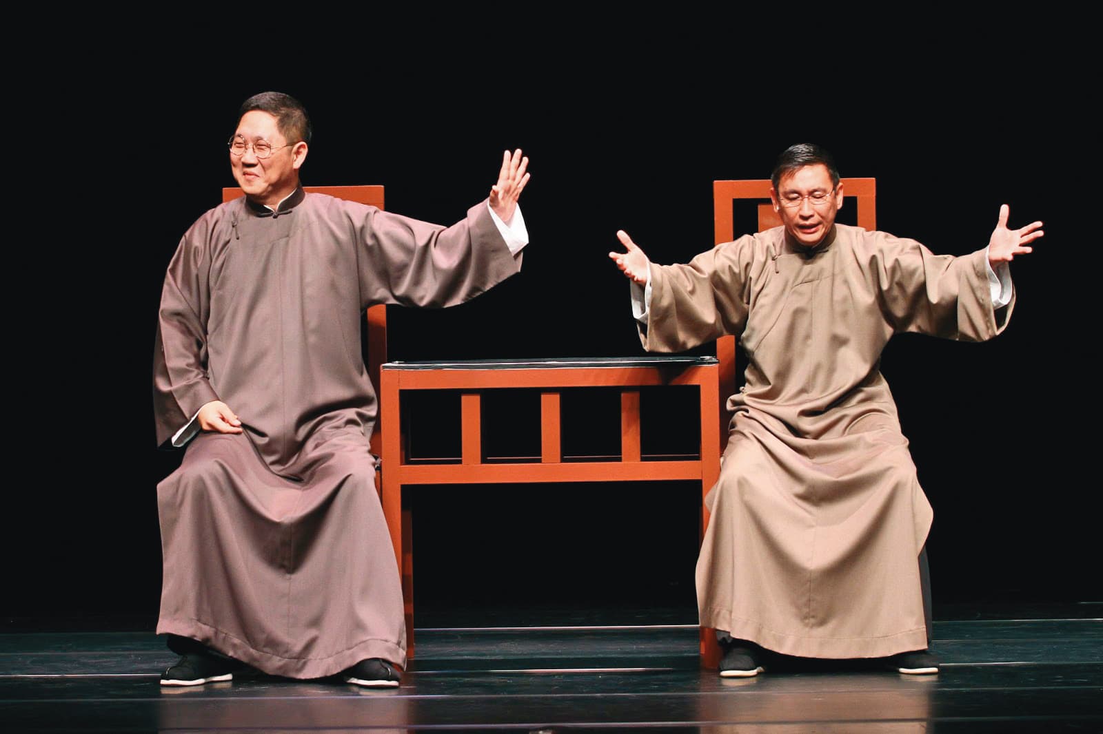 宋少卿（右）能說擅演，他與馮翊綱（左）等人創辦「相聲瓦舍」，大力推動相聲藝術的改革與創新。（翻攝自相聲瓦舍）