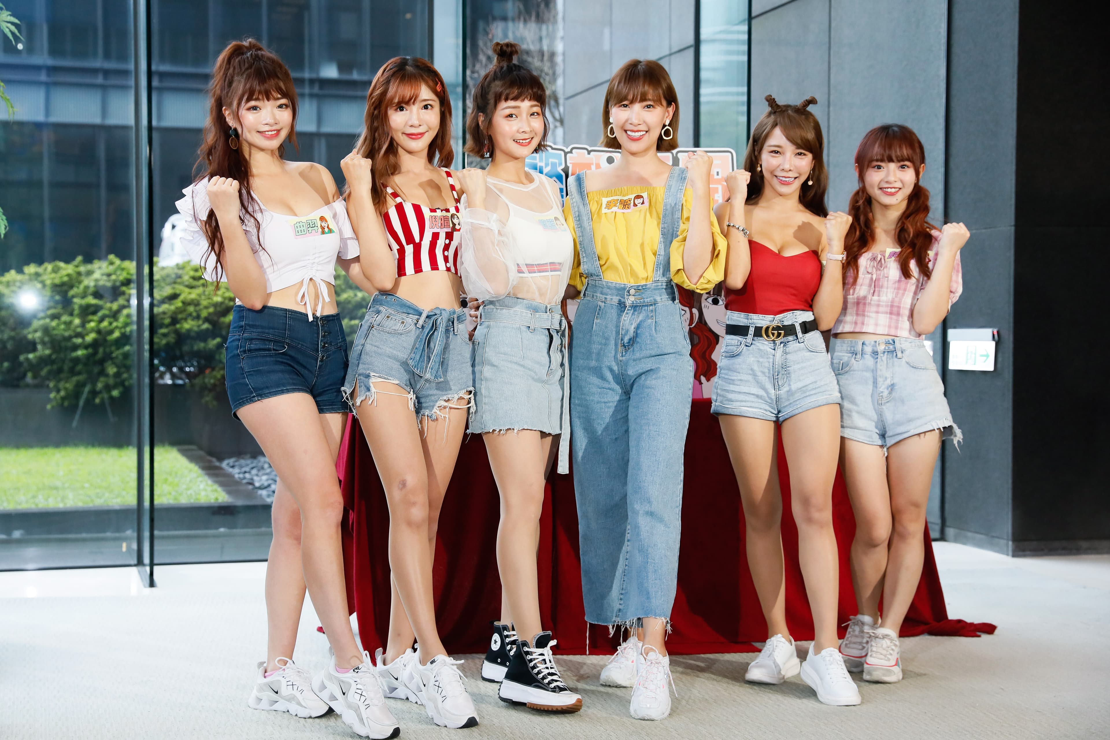 （左起）曲羿、倪暄、籃籃、李懿、巫苡萱、陳詩雅出席三立《懿想天開》改版見面會。