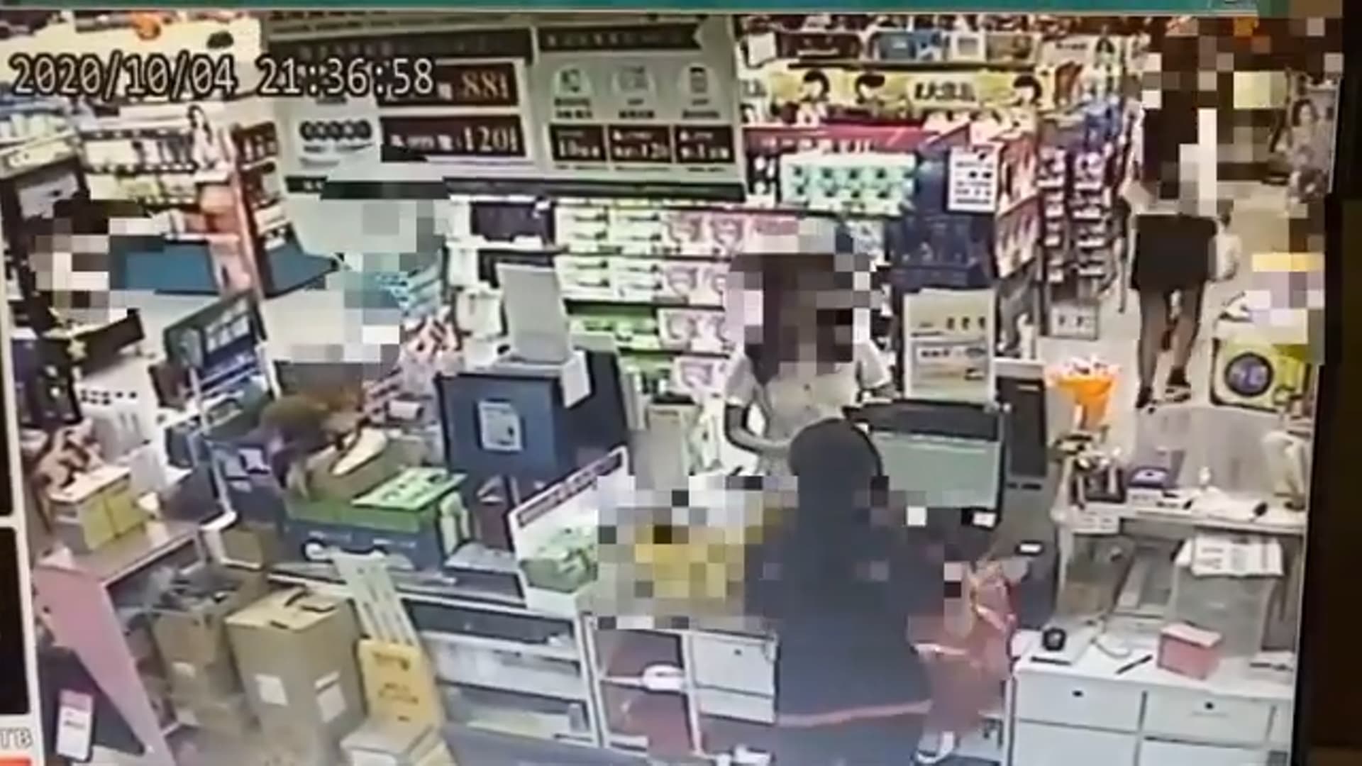 20歲陳姓女子發現偷拍惡狼後,男友一度想衝上前理論。(翻攝畫面)