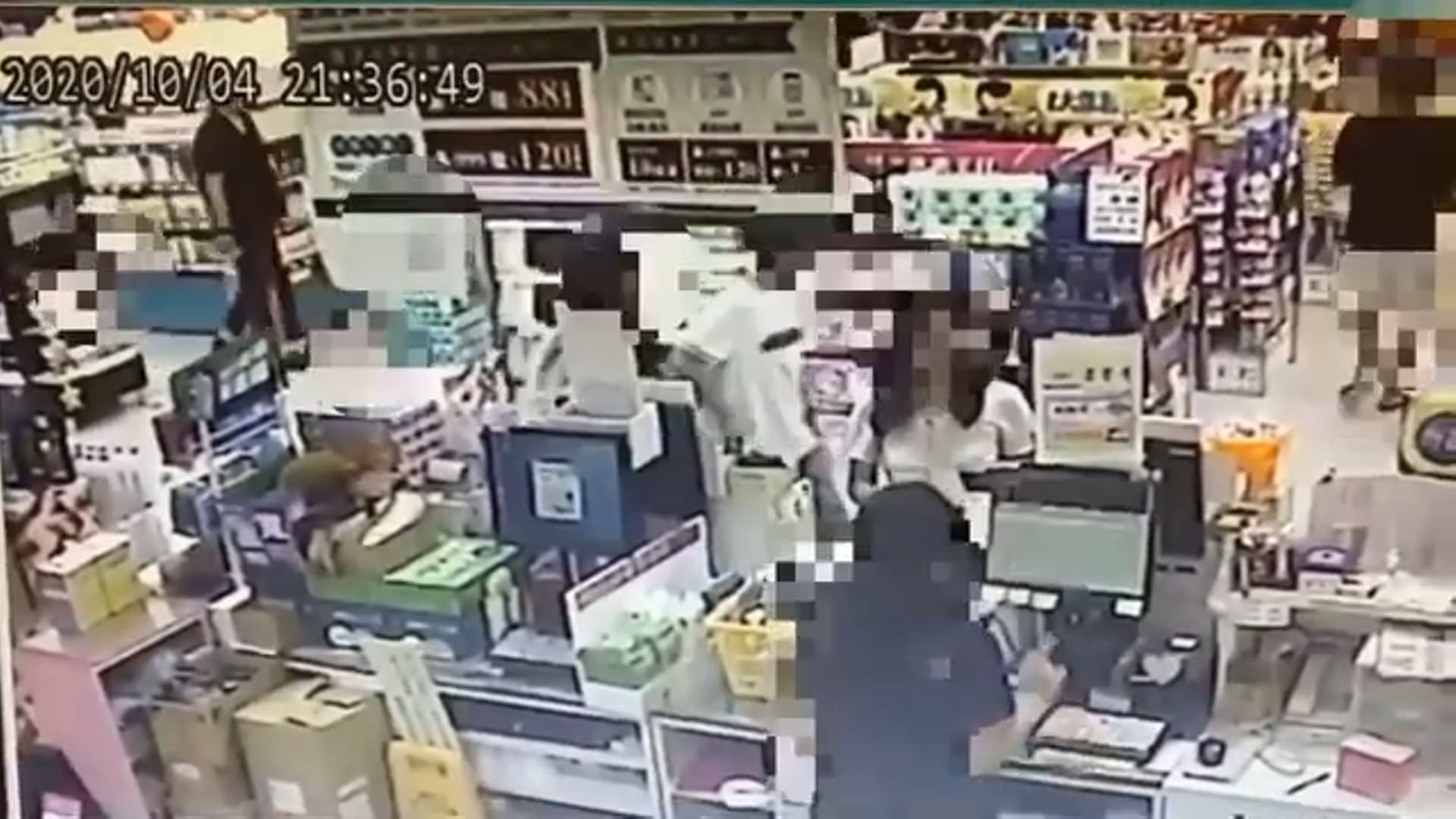 隨後2人一同上前攔下偷拍惡狼並且報警處理。(翻攝畫面)