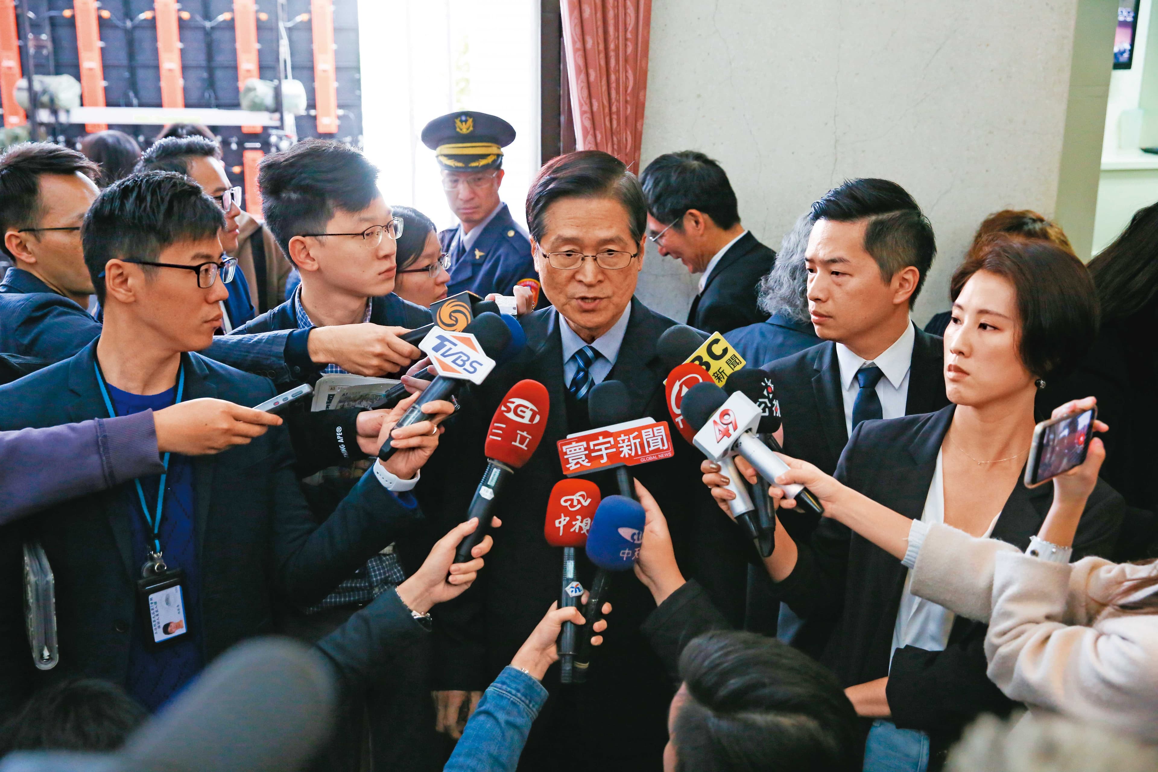 國防部長嚴德發與羅德民長期共事,羅也被視為嚴的親信。
