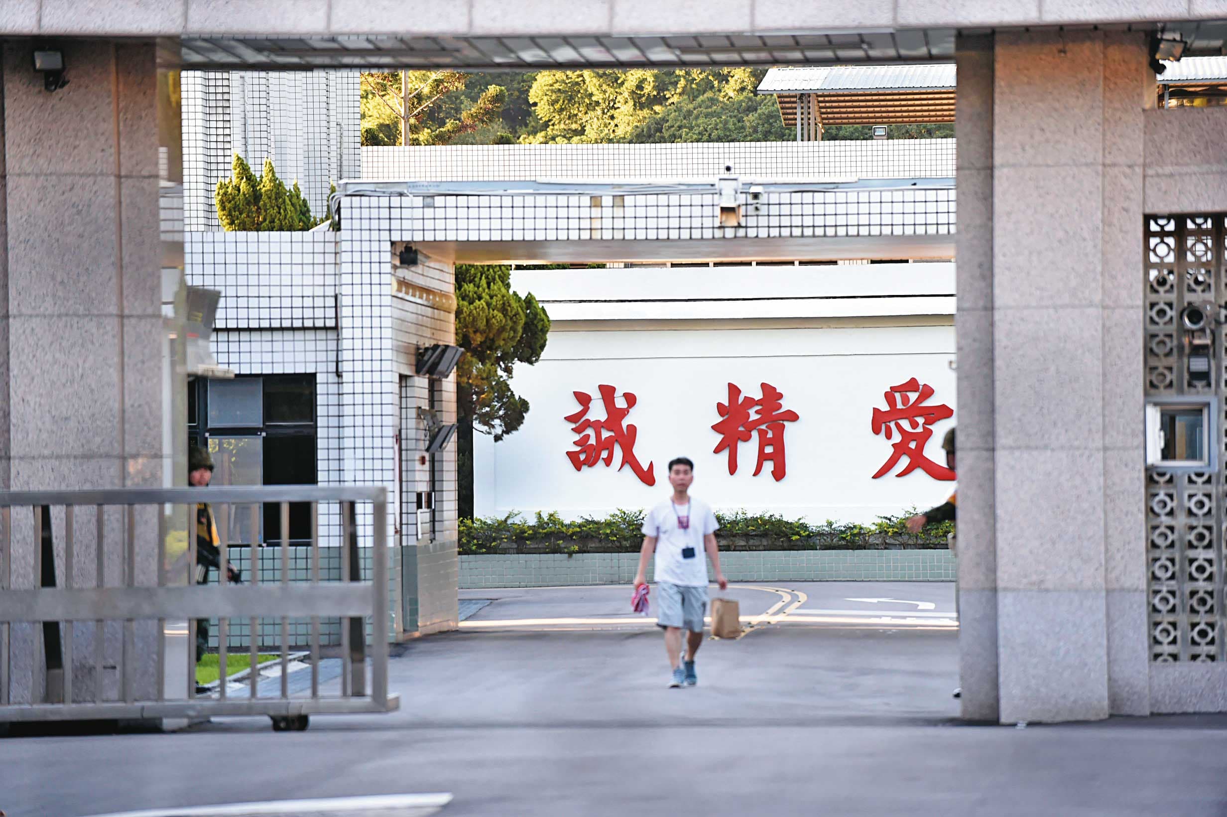 軍情局戒備森嚴,但局長羅德民及其親信卻被爆不遵守營區安檢規定。