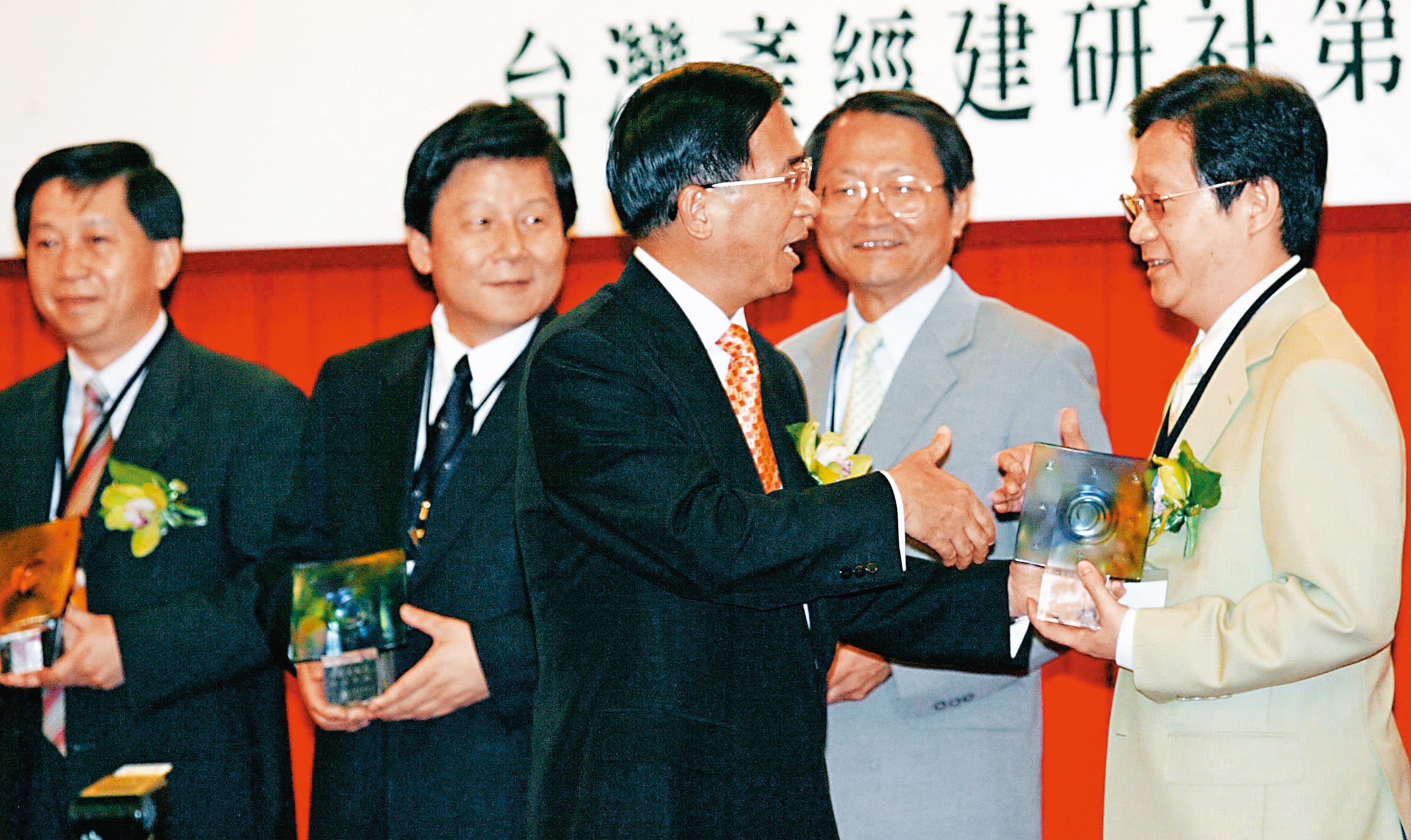 林文淵(前右)是陳水扁(前左)愛將,親綠立場鮮明,正好反制大同公司派的中資牌攻勢。(聯合知識庫)