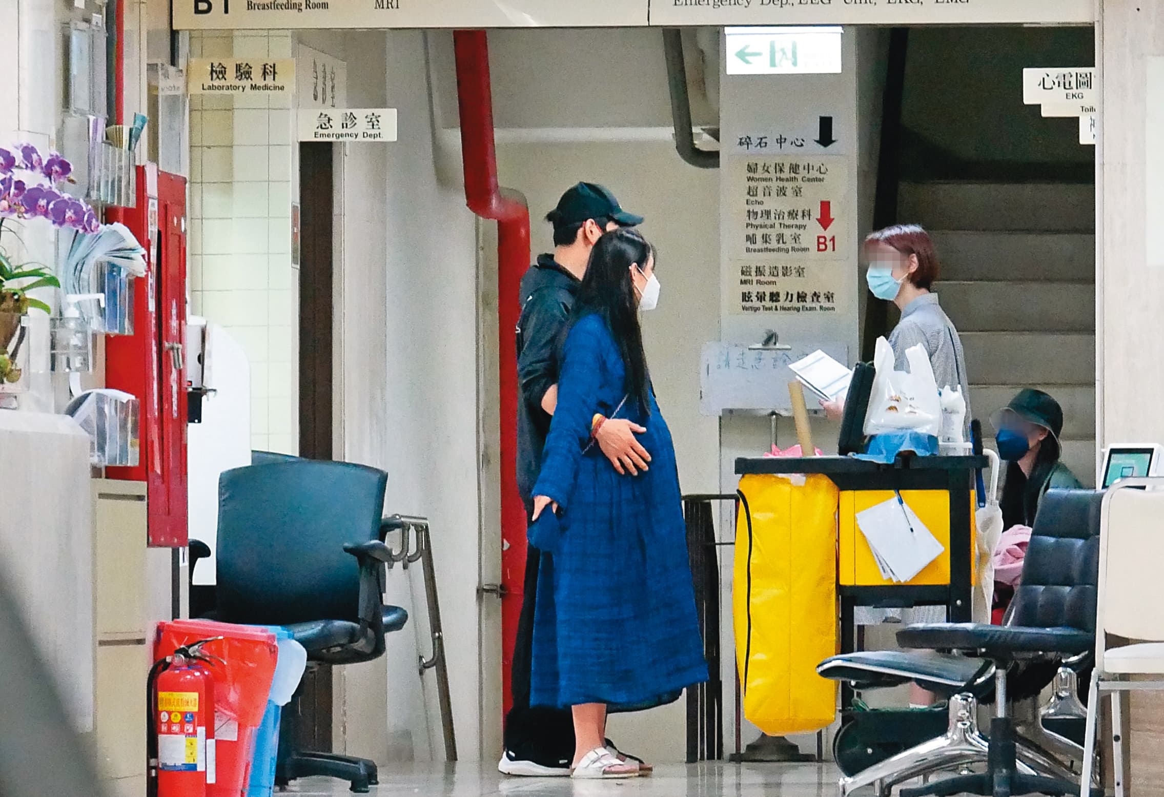 9/27 19:27,預產期在9月底的郭碧婷,終於在向佐也從香港飛來時現身醫院。