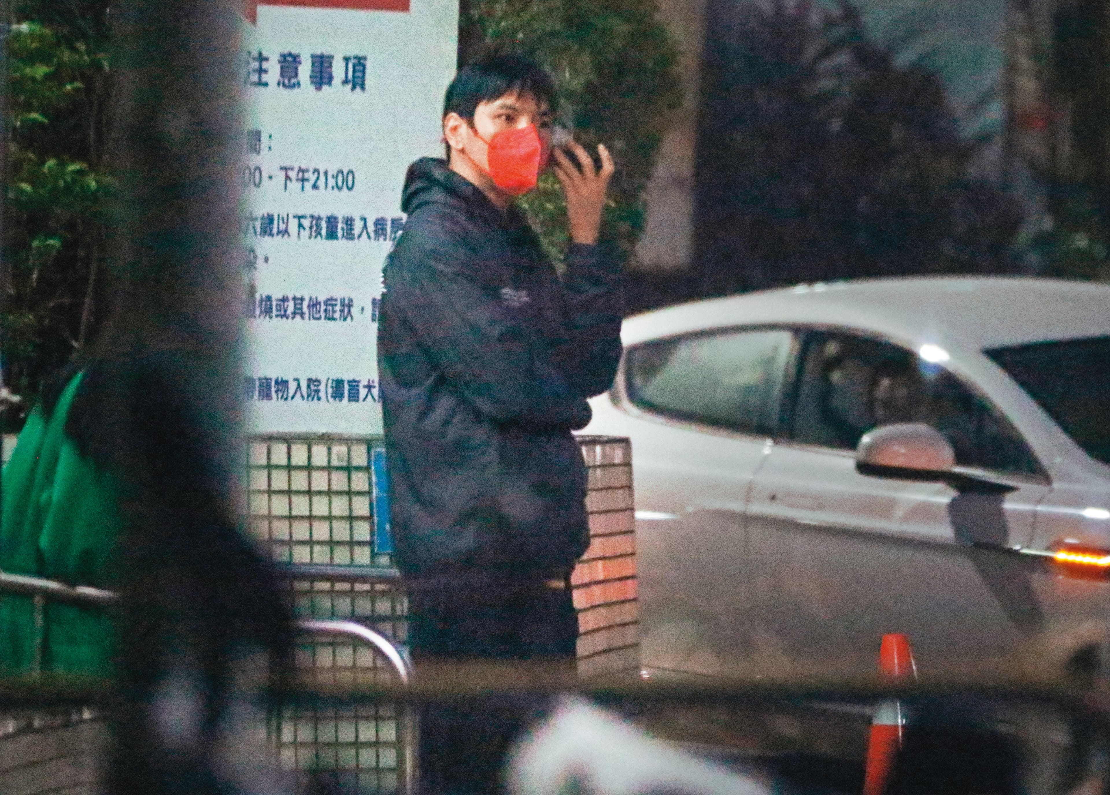 10/1 23:06 到了將近半夜,向佐正在門口等候,似乎將有貴客來