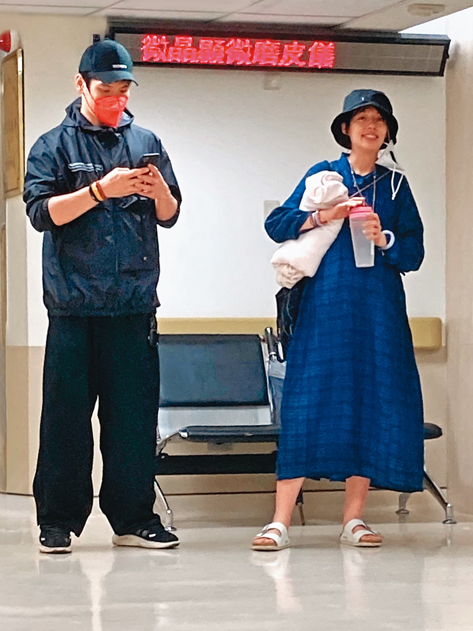 9/30 15:17,郭碧婷與向佐在產女前形影不離,看得出來孕婦的心情相當不錯。
