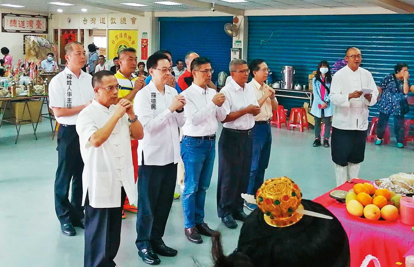 羅德民在假日出席道教總會的普渡法會,還帶著近10名下屬隨行。(翻攝道教總會臉書)