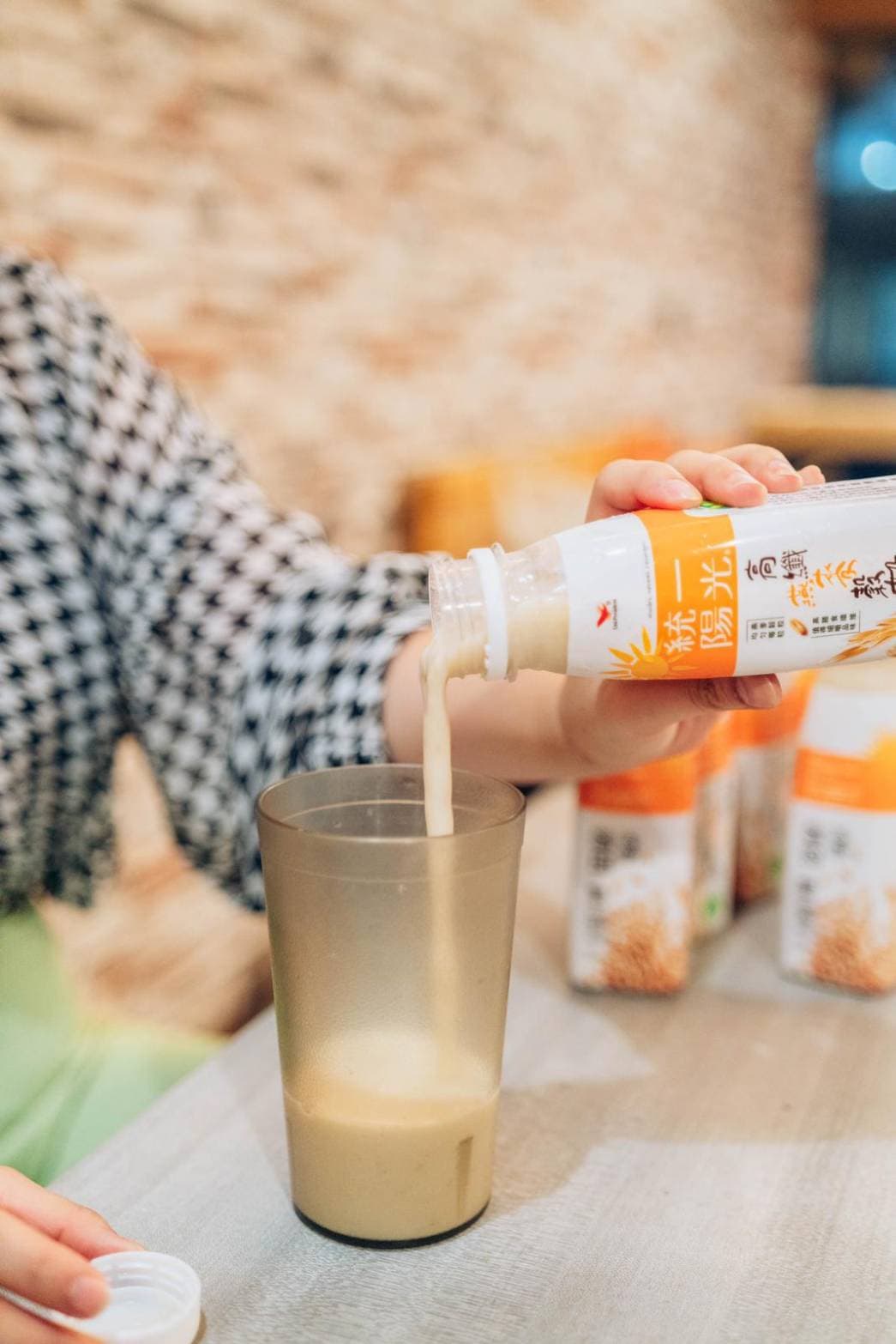 統一陽光高纖燕麥榖奶喝的到滿滿的穀粒。