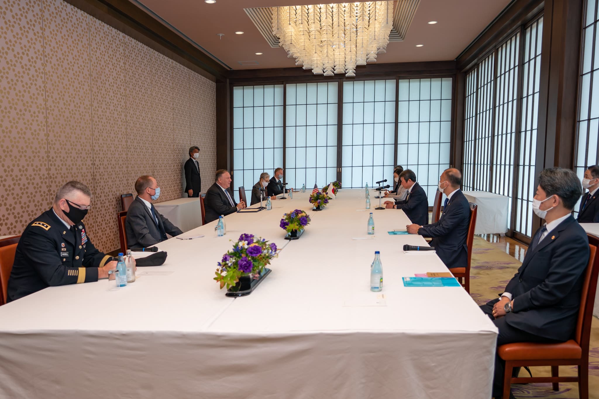 由於武漢肺炎疫情,「四方安全對話」會議中謹守社交距離。(翻攝自蓬佩奧推特)