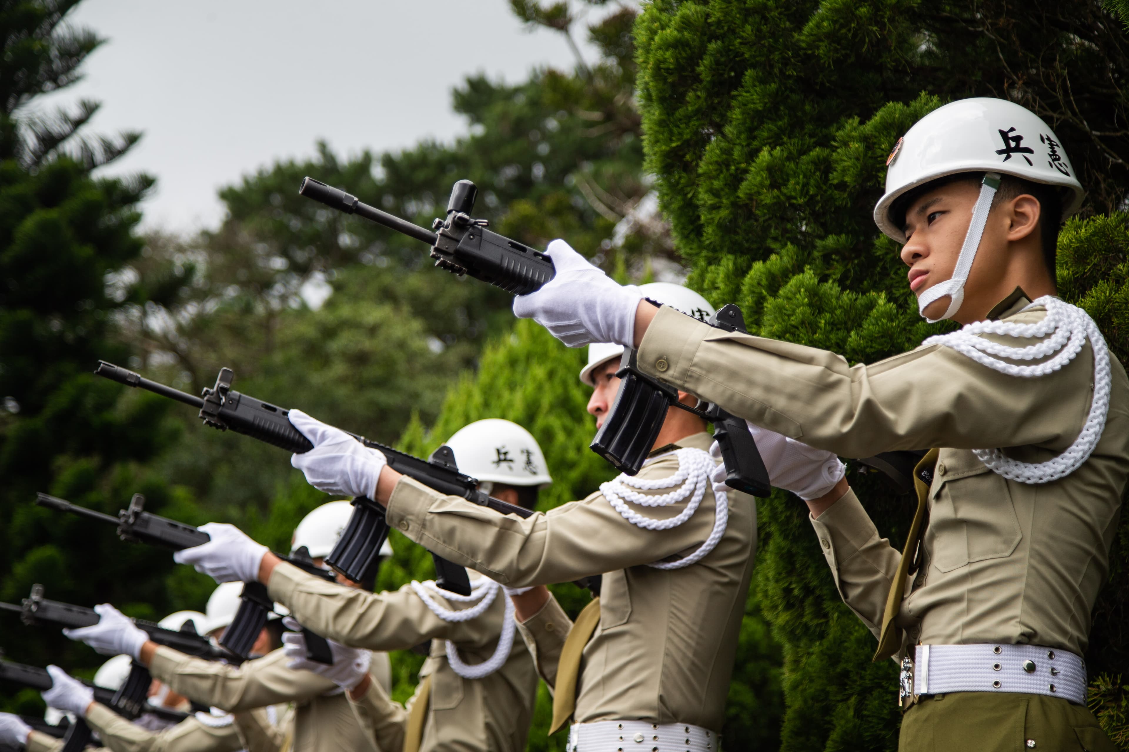 前總統李登輝骨灰奉安儀式執行時，由憲兵鳴喪槍3響。（軍聞社提供）