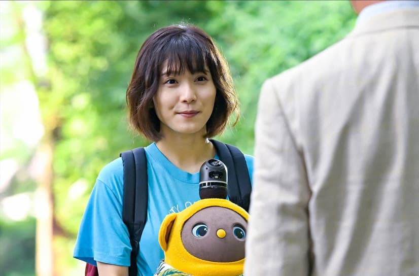 松岡茉優(左)在最後一集中帶著「猿彥」猴子娃娃旅行,逐漸意識到自己對三浦春馬的心意。(翻攝自cinemacafe)