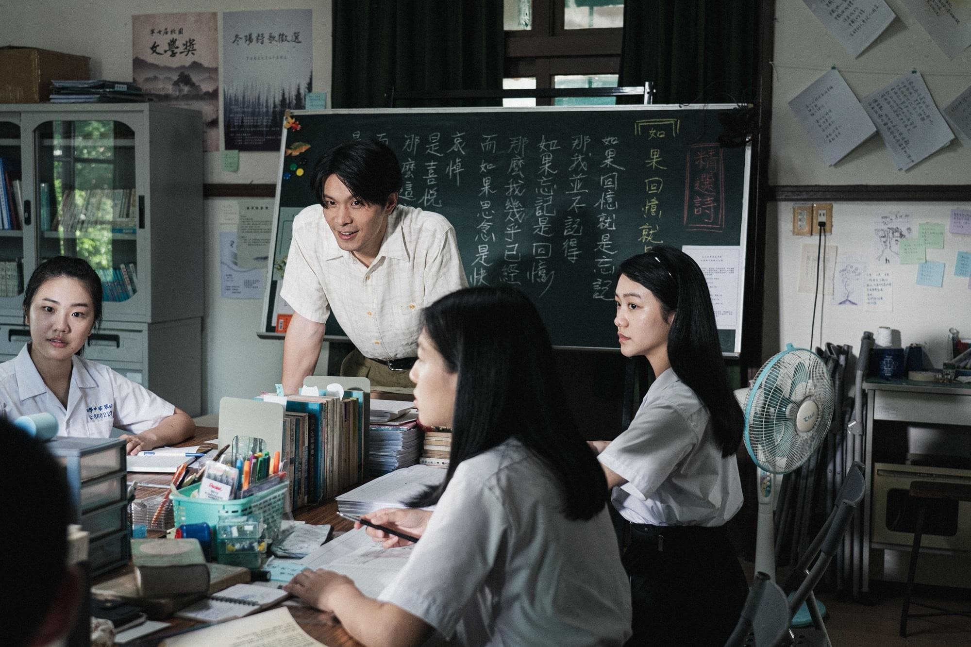 姚淳耀(中)在《返校》影集中飾演翠華中學詩社老師,私下他也曾參與過詩社。(公視提供)