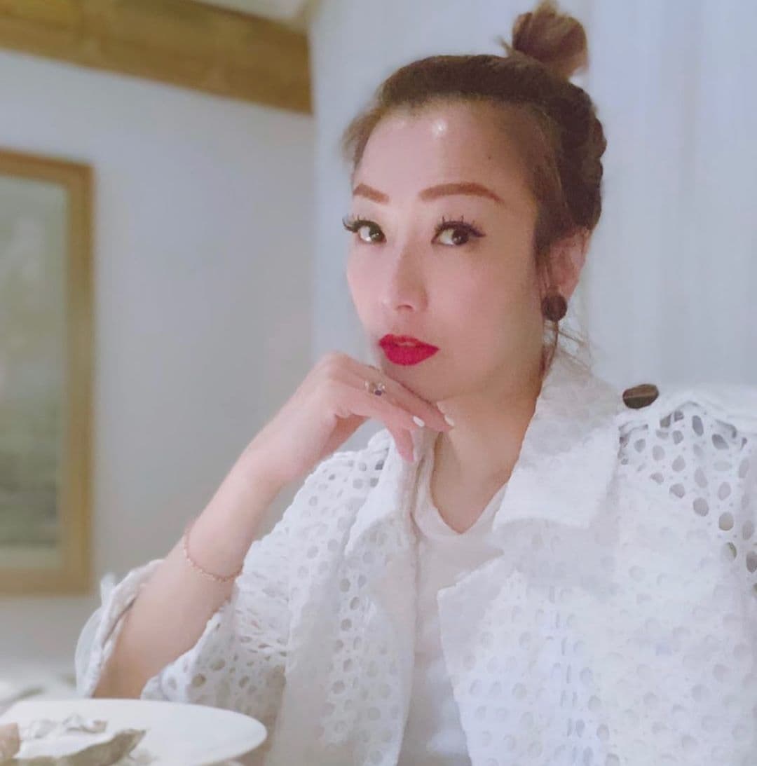 早前鄭秀文曾多次分享她帶久病的Lucky外出、照顧牠的照片。(翻攝自鄭秀文IG)