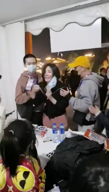 王菲看音樂節表演太投入,把手機跳掉了自己都不知道,後來親赴服務台領取,還摘下口罩道謝。(新浪娛樂微博圖片)
