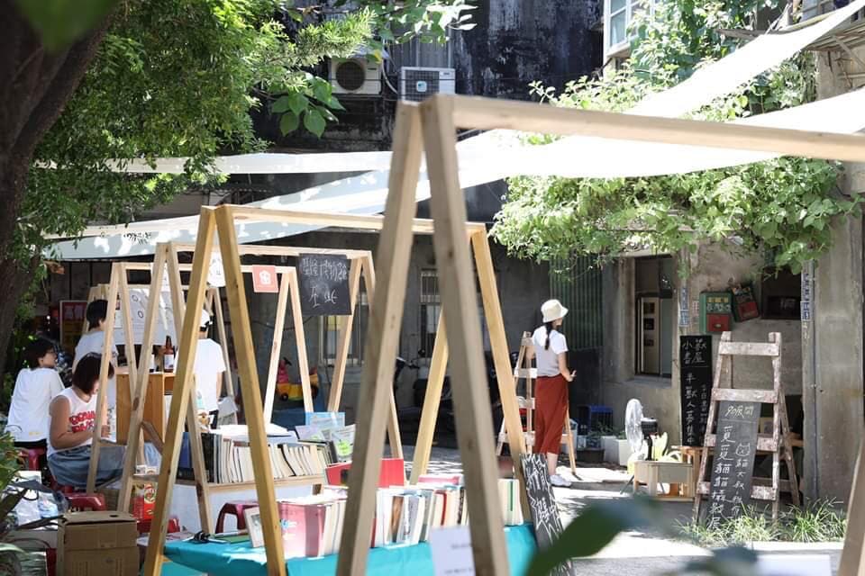 推出書攤市集,展售創意小物。